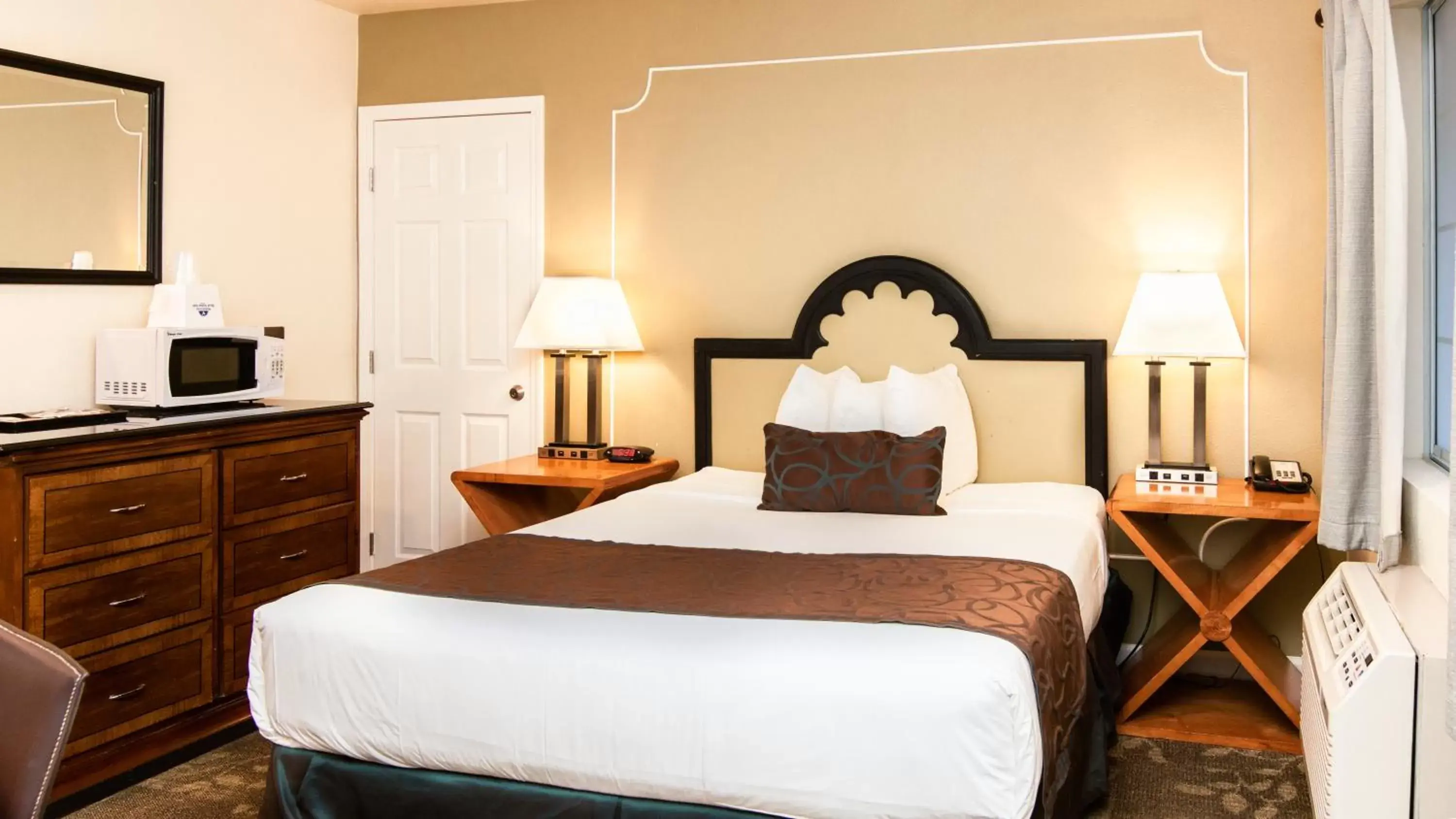 Bedroom, Bed in Americas Best Value Inn Rancho Palos Verdes