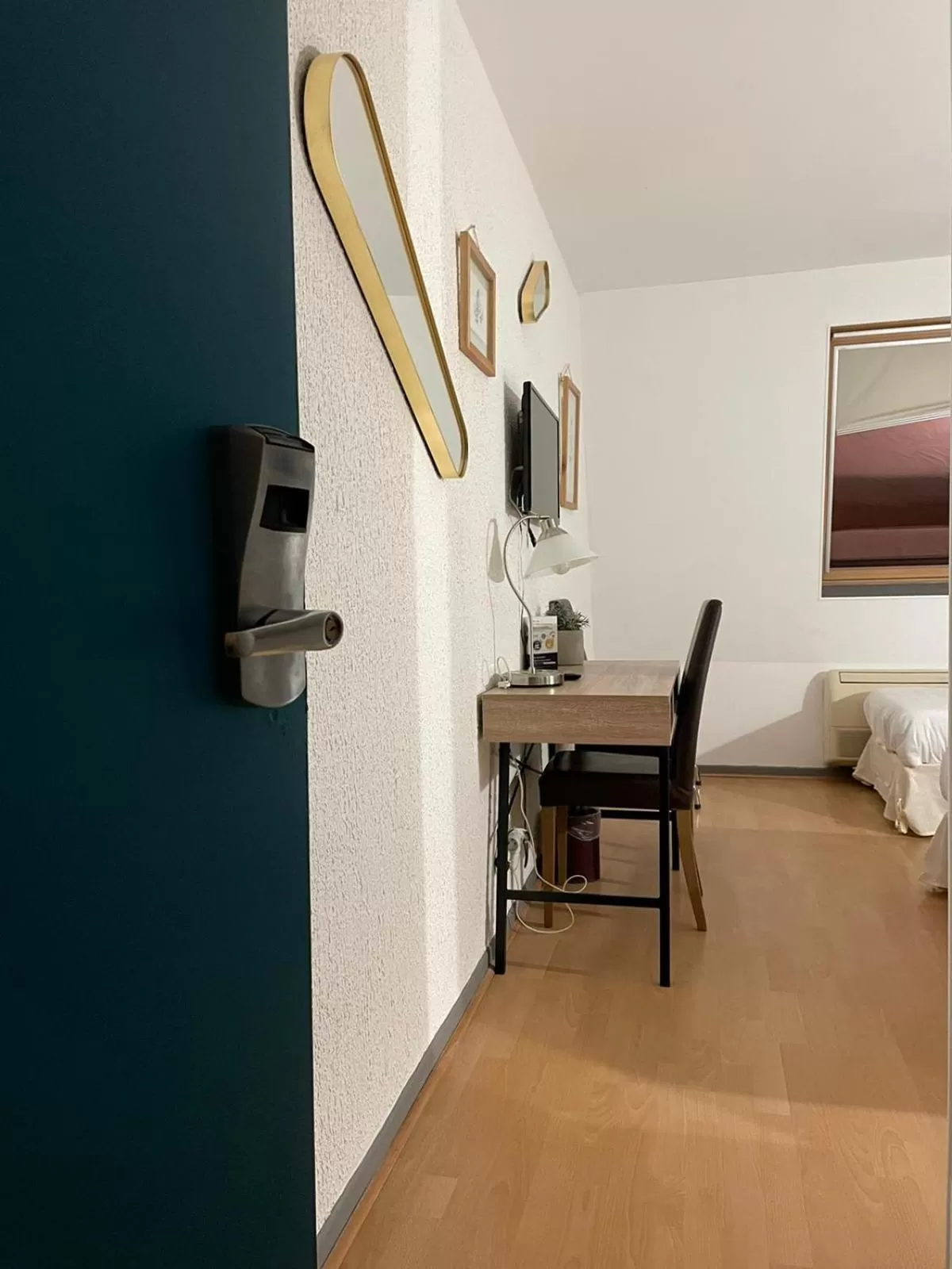 TV and multimedia in Hôtel Le Thurot- Dijon Centre ville Gare