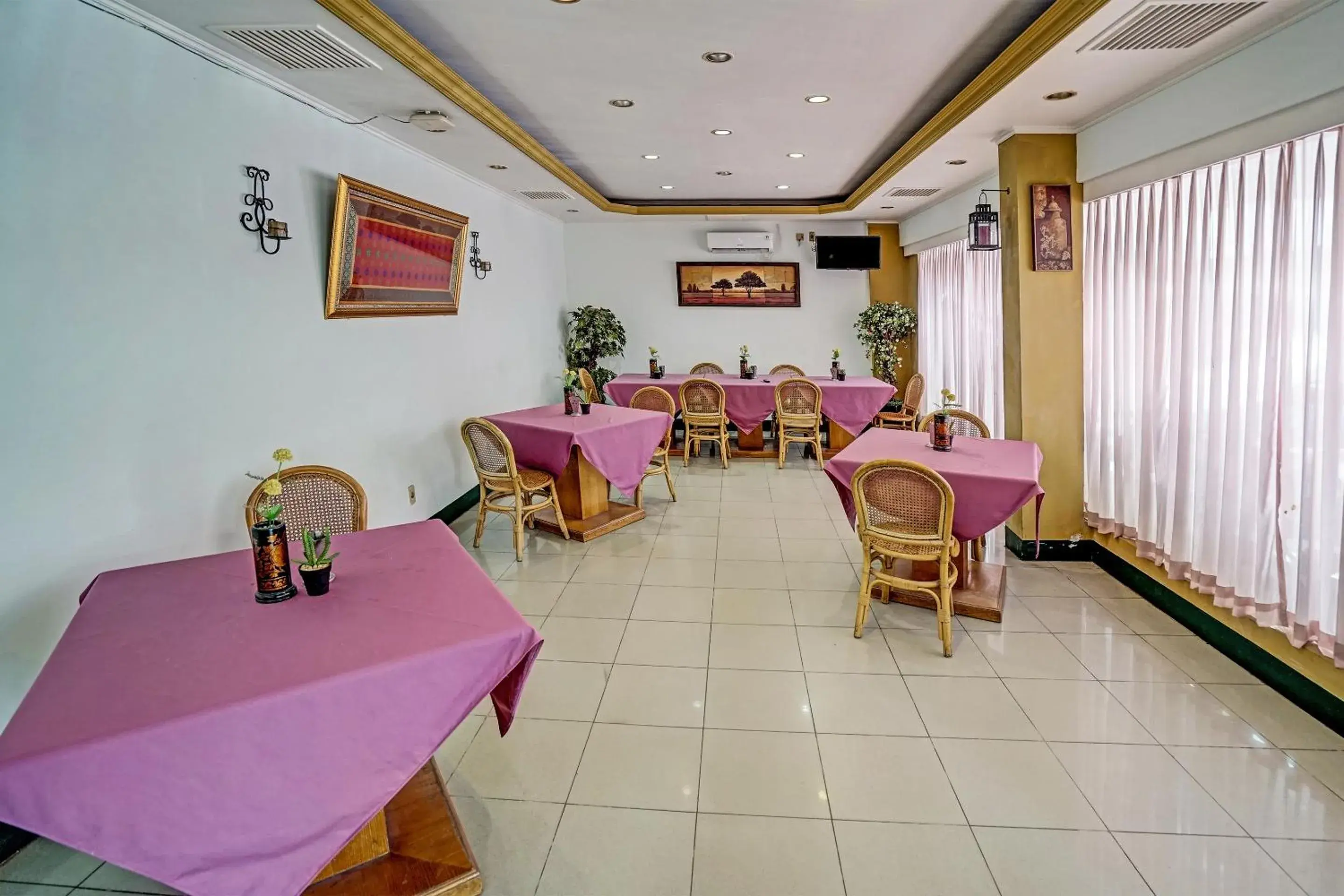 Restaurant/Places to Eat in SUPER OYO 91805 Hotel Wisma Bari