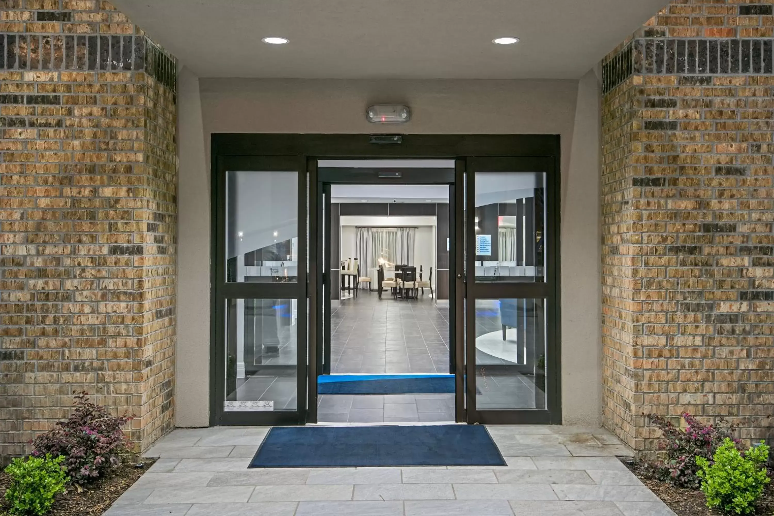 Property building, Facade/Entrance in Holiday Inn Express and Suites Houston North - IAH Area, an IHG Hotel