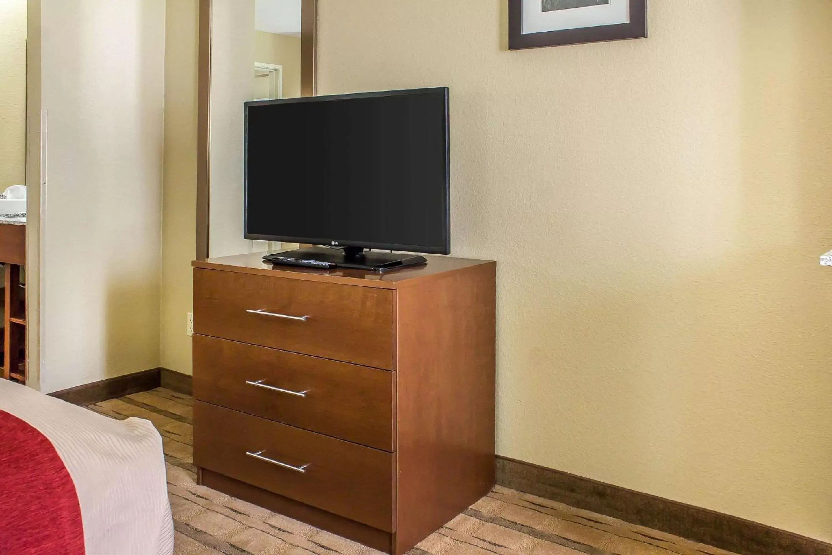 Photo of the whole room, TV/Entertainment Center in Comfort Inn & Suites Cedar Rapids North - Collins Road