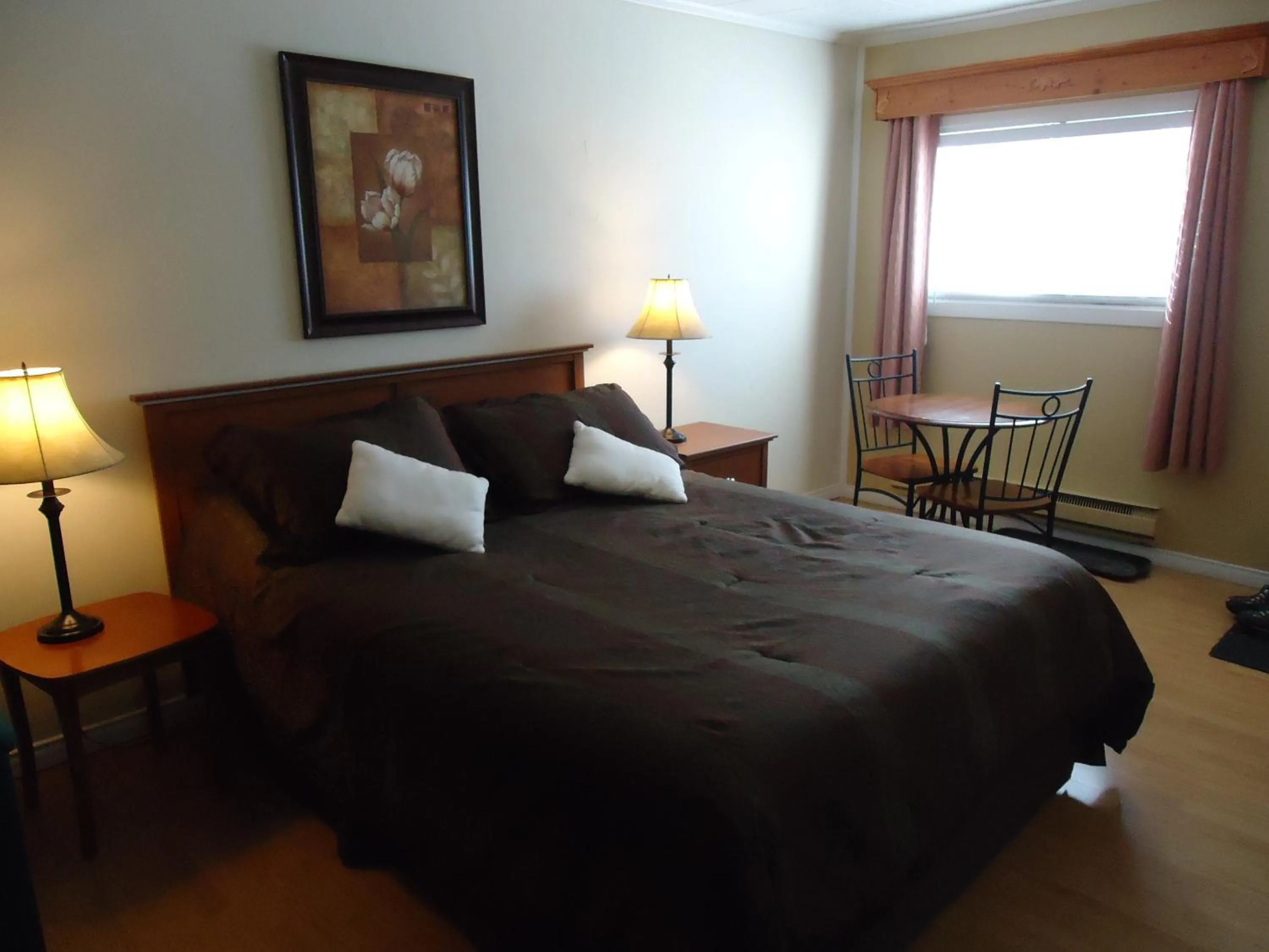 Bed in Motel Canadien