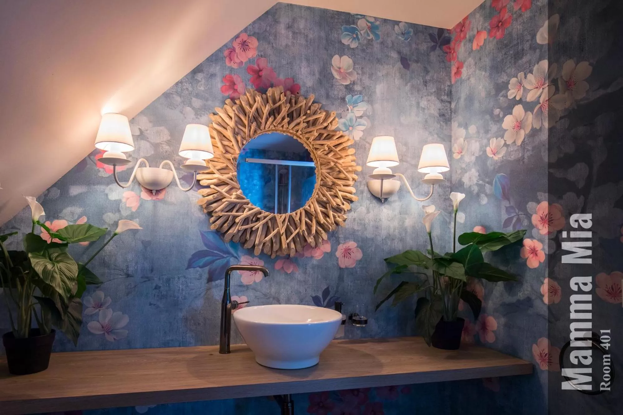 Shower in The Henry Self Check-In Guesthouse