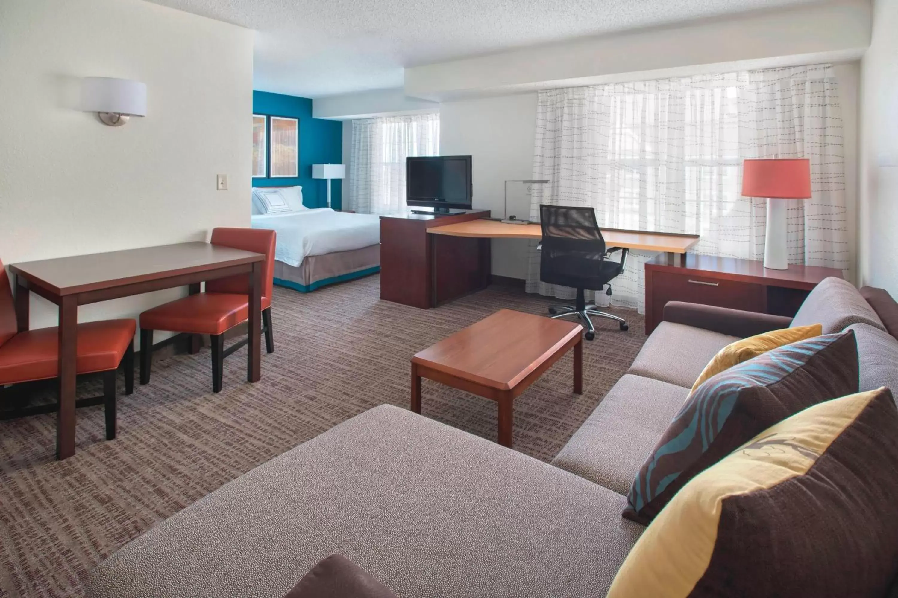 Photo of the whole room, Seating Area in Residence Inn Long Island Hauppauge/Islandia