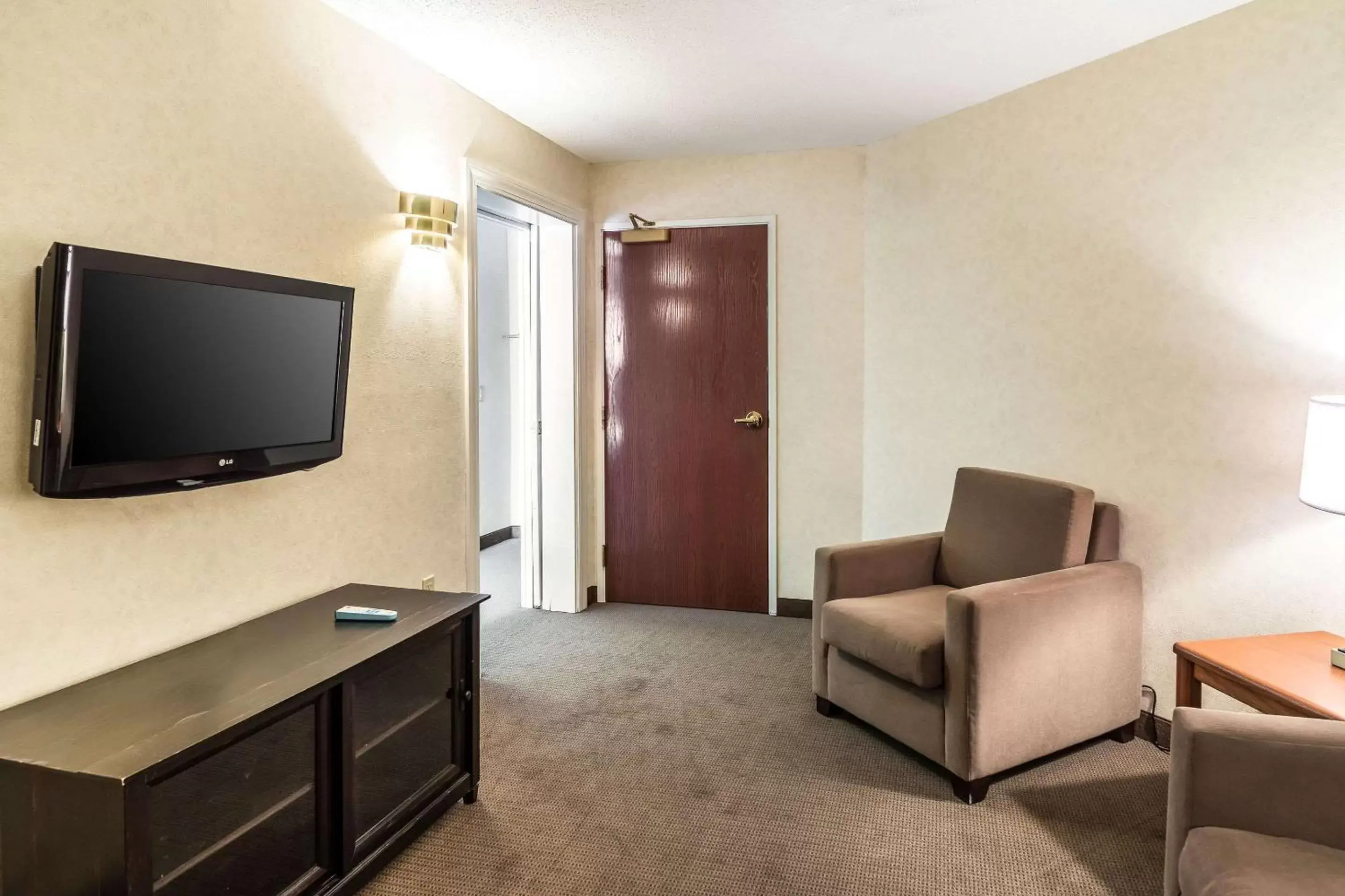 Photo of the whole room, TV/Entertainment Center in Sleep Inn & Suites Acme – Traverse City
