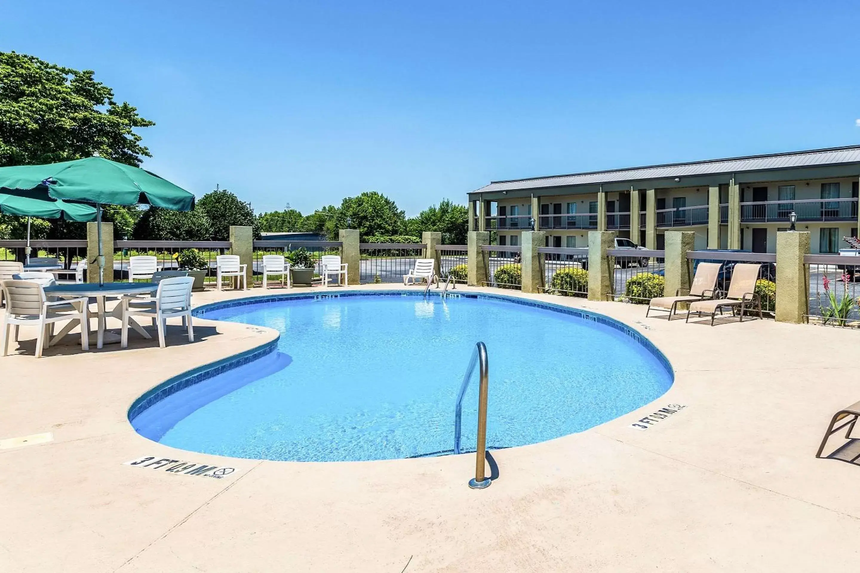 Swimming Pool in Quality Inn Simpsonville-Greenville