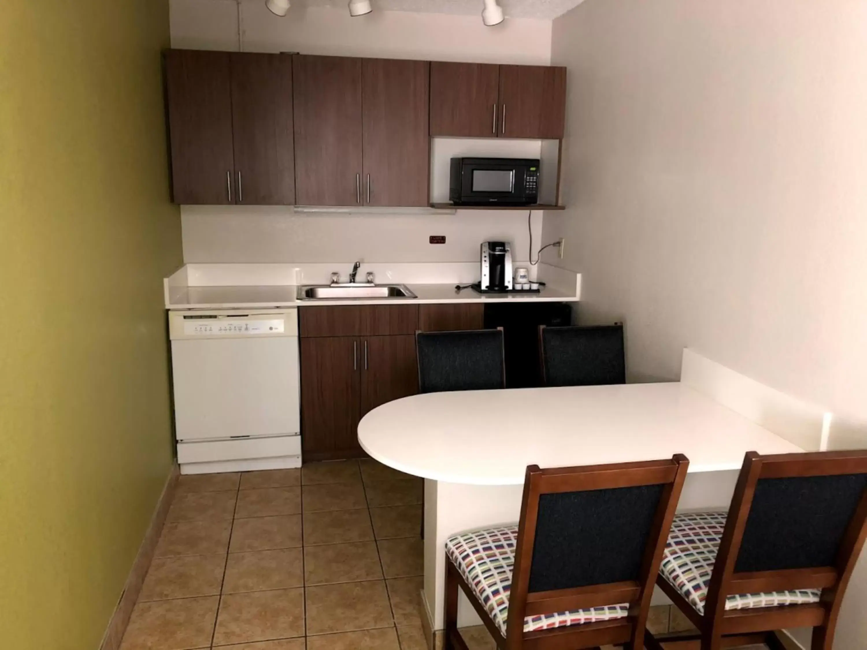 Photo of the whole room, Kitchen/Kitchenette in Holiday Inn Express & Suites Kings Mountain - Shelby Area, an IHG Hotel