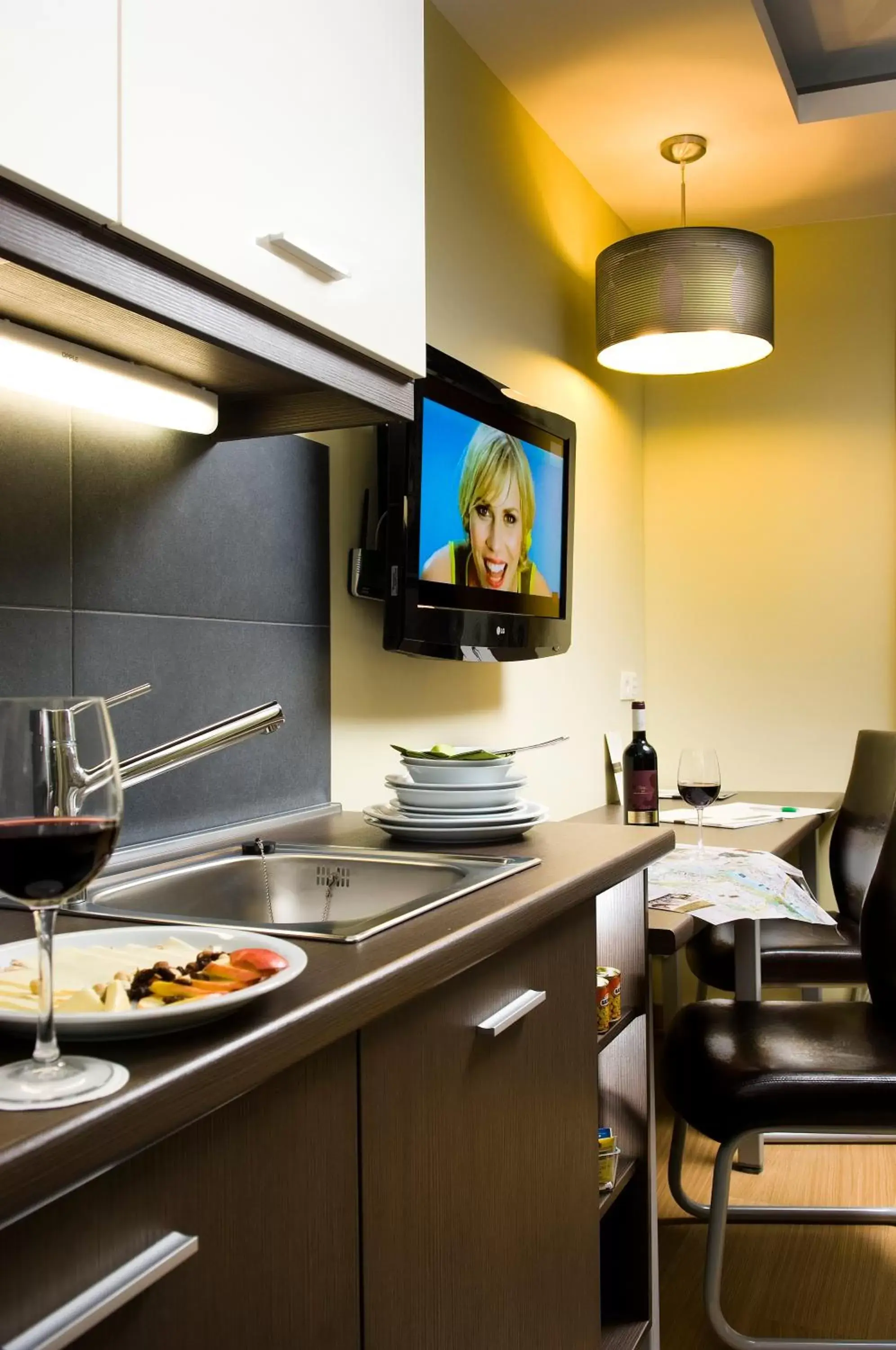 Kitchen or kitchenette, TV/Entertainment Center in Opera Garden Hotel & Apartments