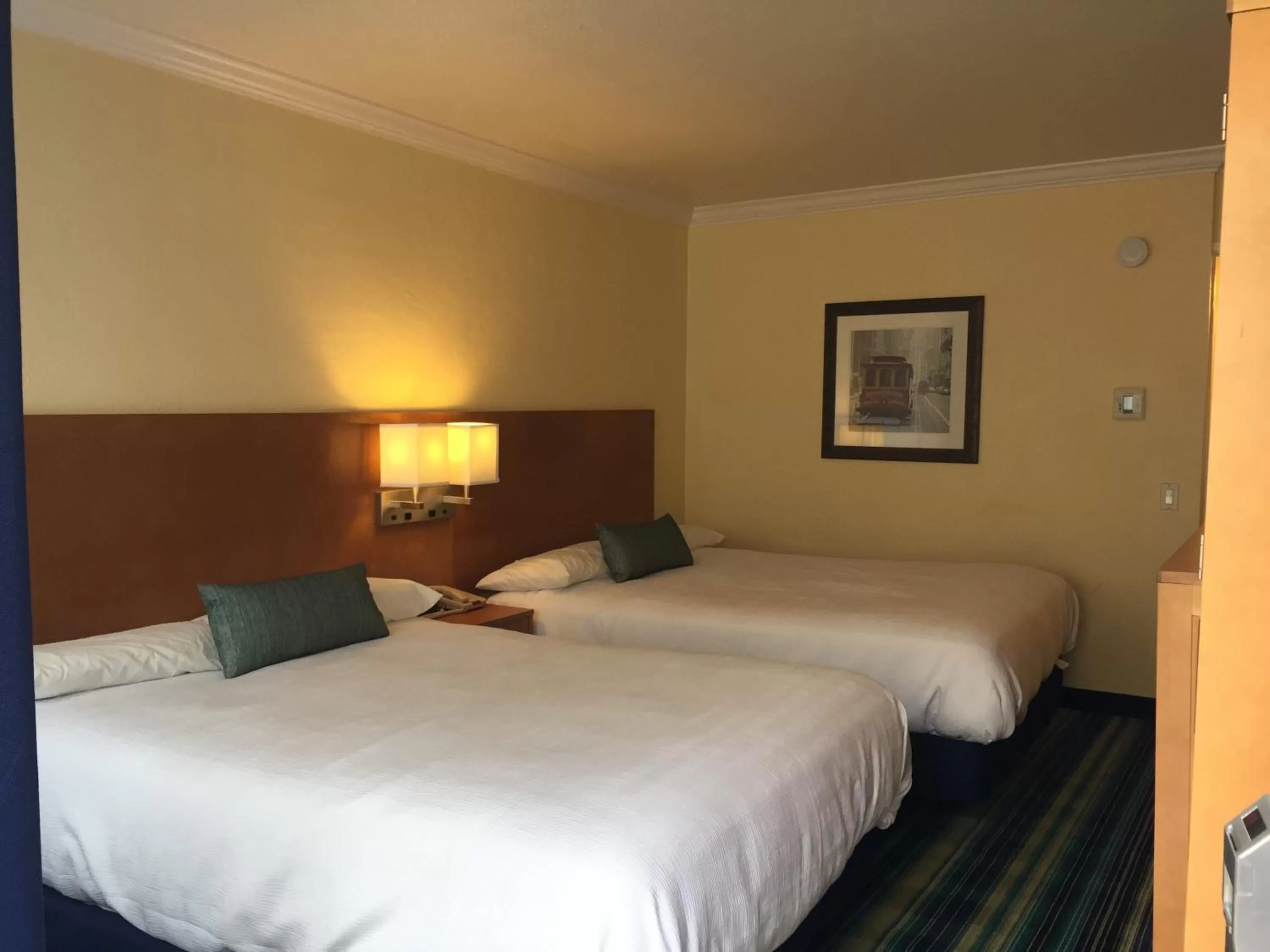 Photo of the whole room, Bed in Surf Motel