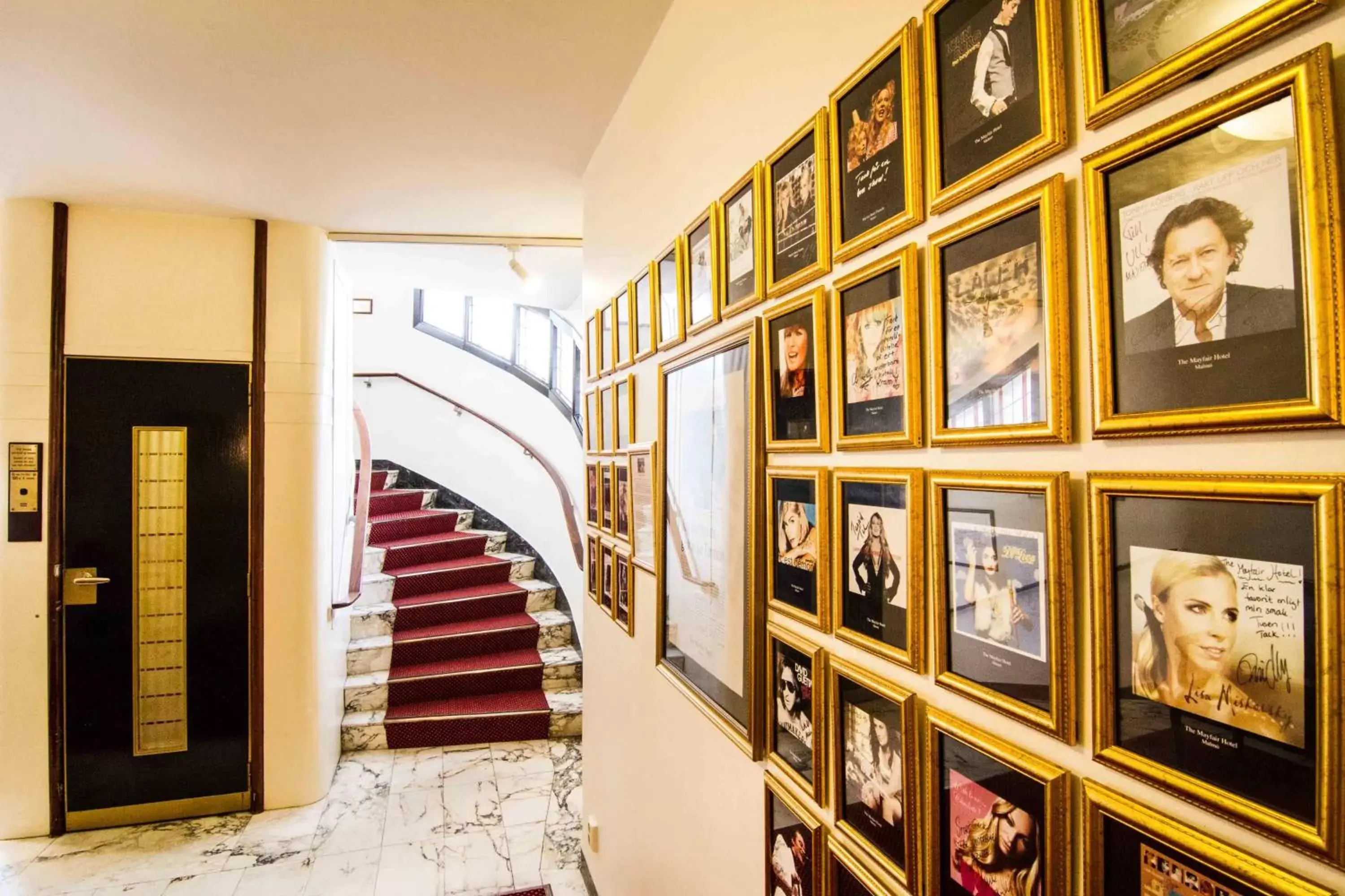 Facade/entrance in Mayfair Hotel Tunneln Facade/entrance in Mayfair Hotel Tunneln