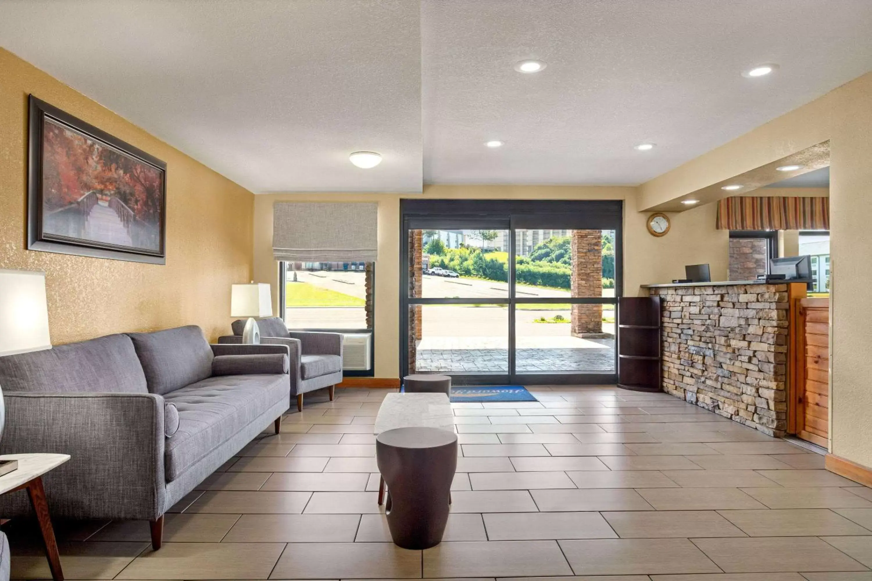 Lobby or reception in Howard Johnson by Wyndham Pigeon Forge