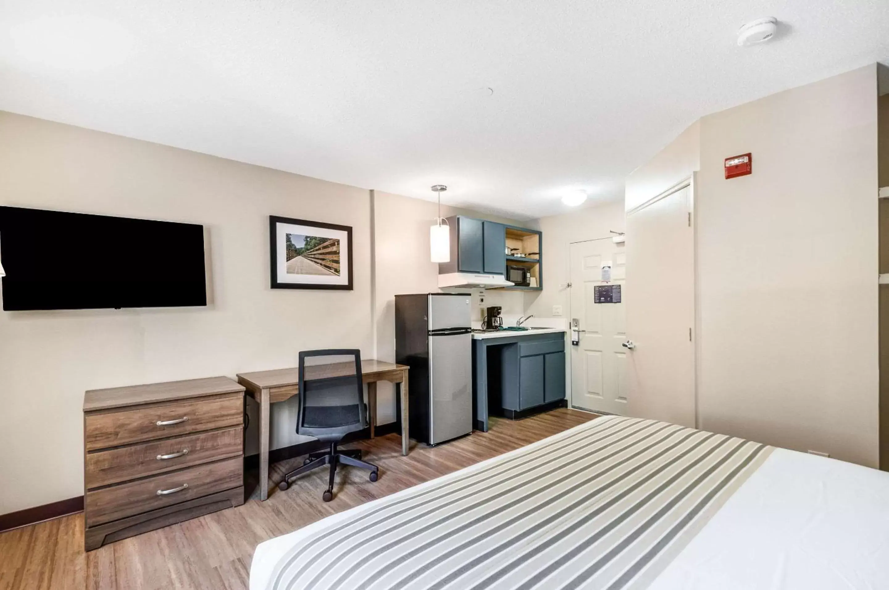 Bed, TV/Entertainment Center in Suburban Studios Sterling - Washington Dulles