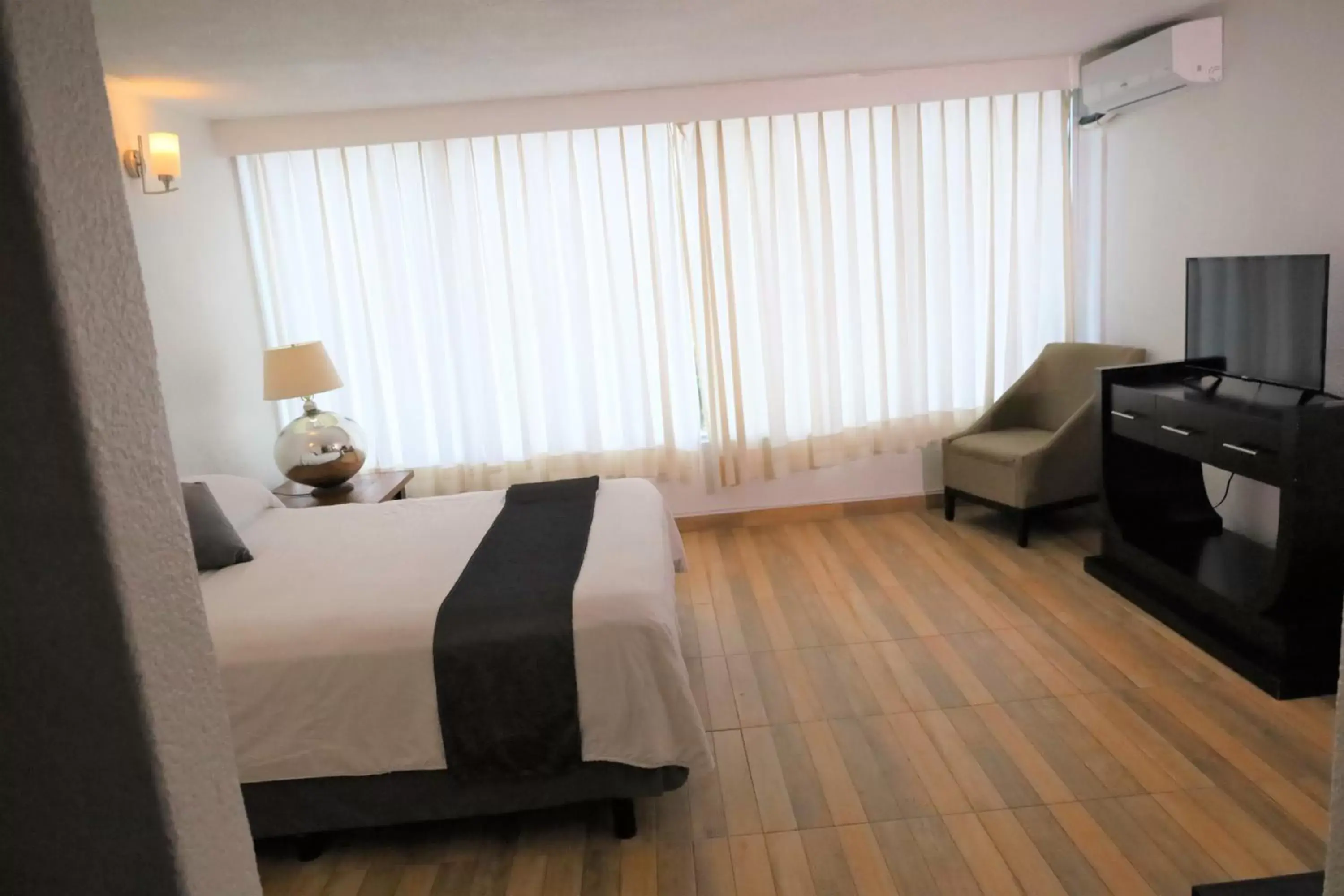 Bed, Seating Area in Hotel Grand Vista Cuernavaca