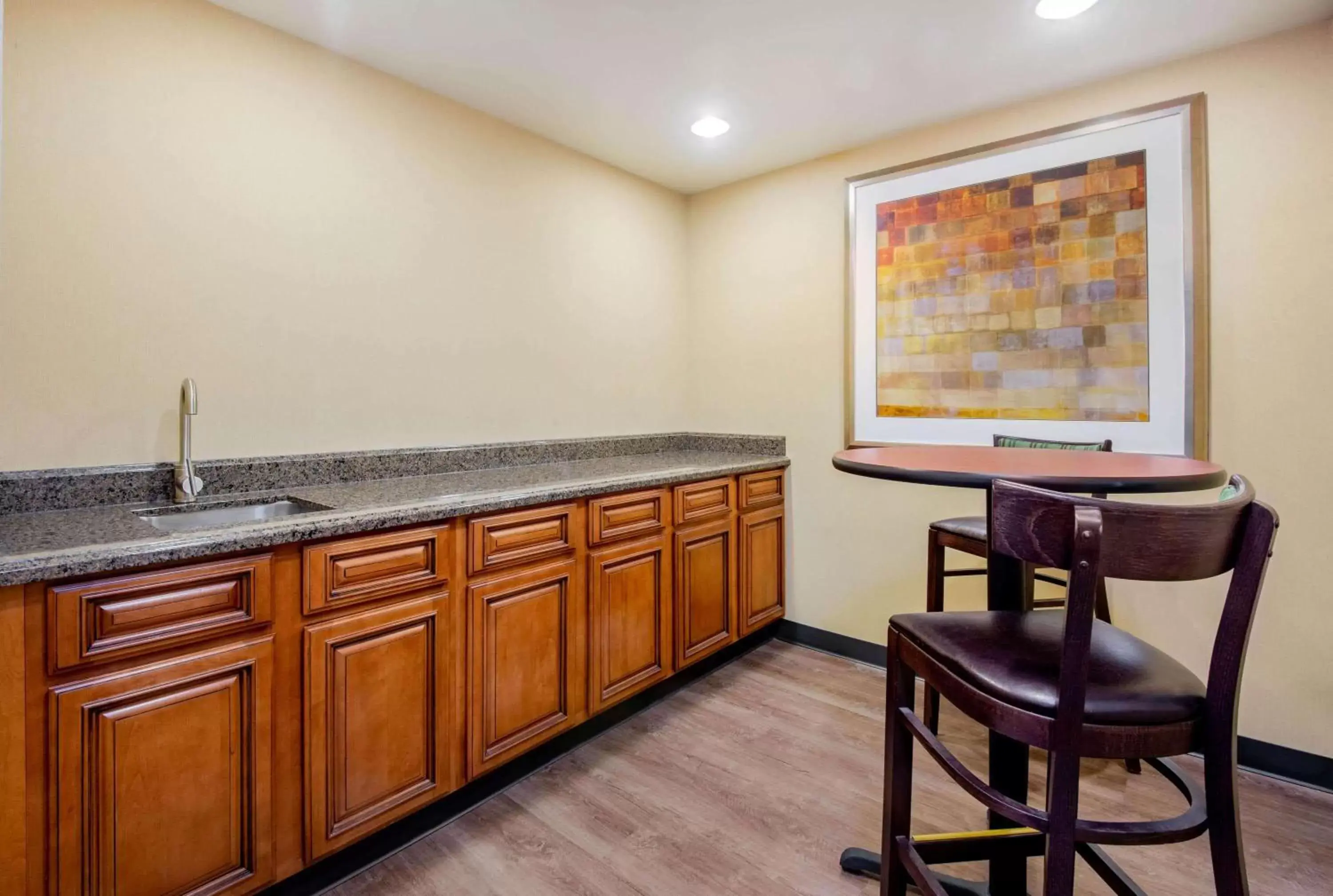 Photo of the whole room, Kitchen/Kitchenette in La Quinta Inn & Suites Bel Air