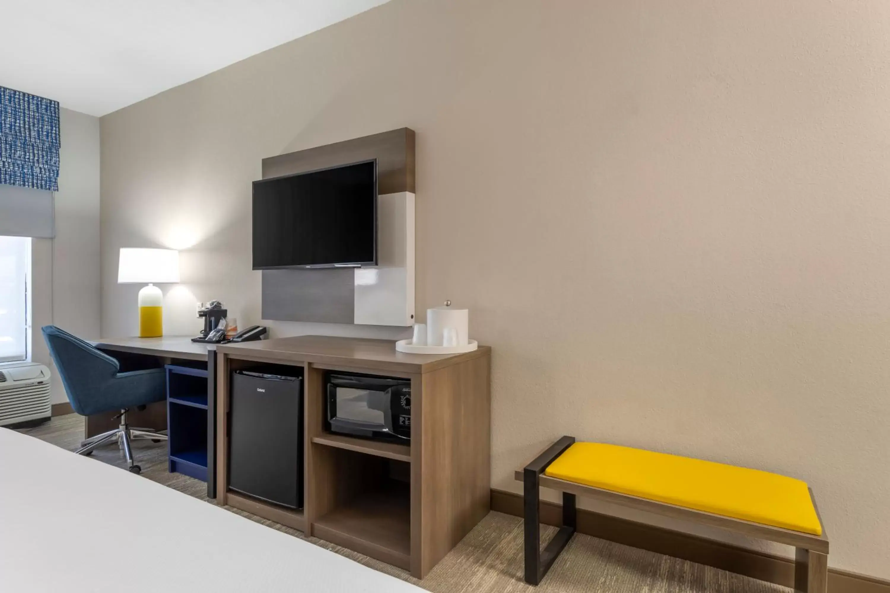 TV and multimedia, TV/Entertainment Center in Comfort Inn - Weatherford