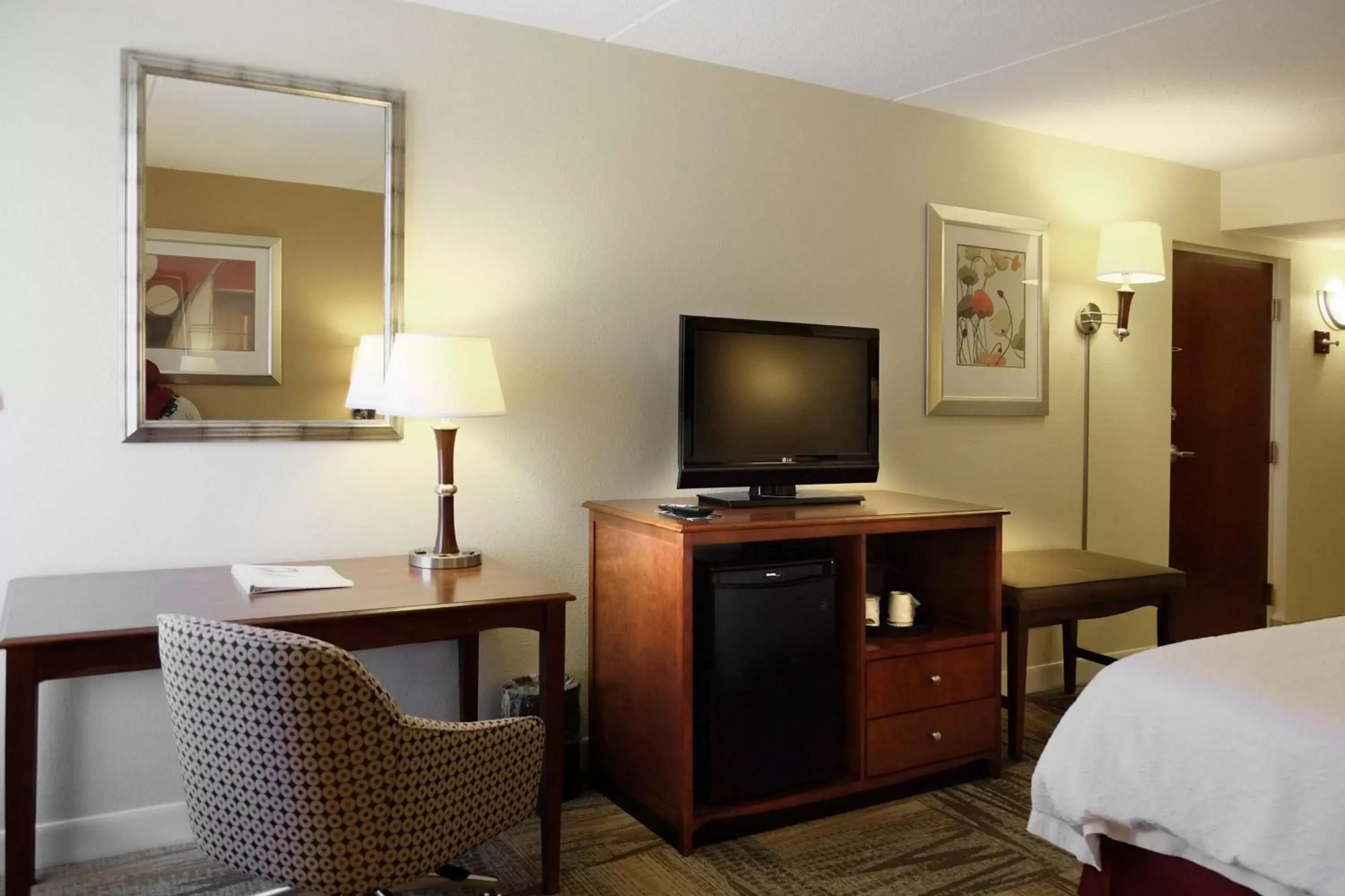 Bedroom, TV/Entertainment Center in Hampton Inn Lima