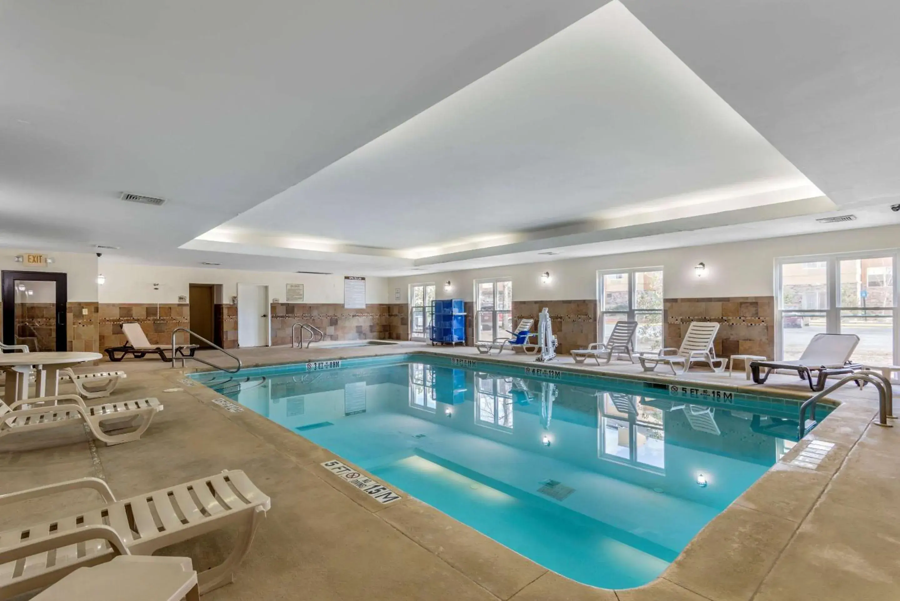 Swimming Pool in Comfort Suites Macon