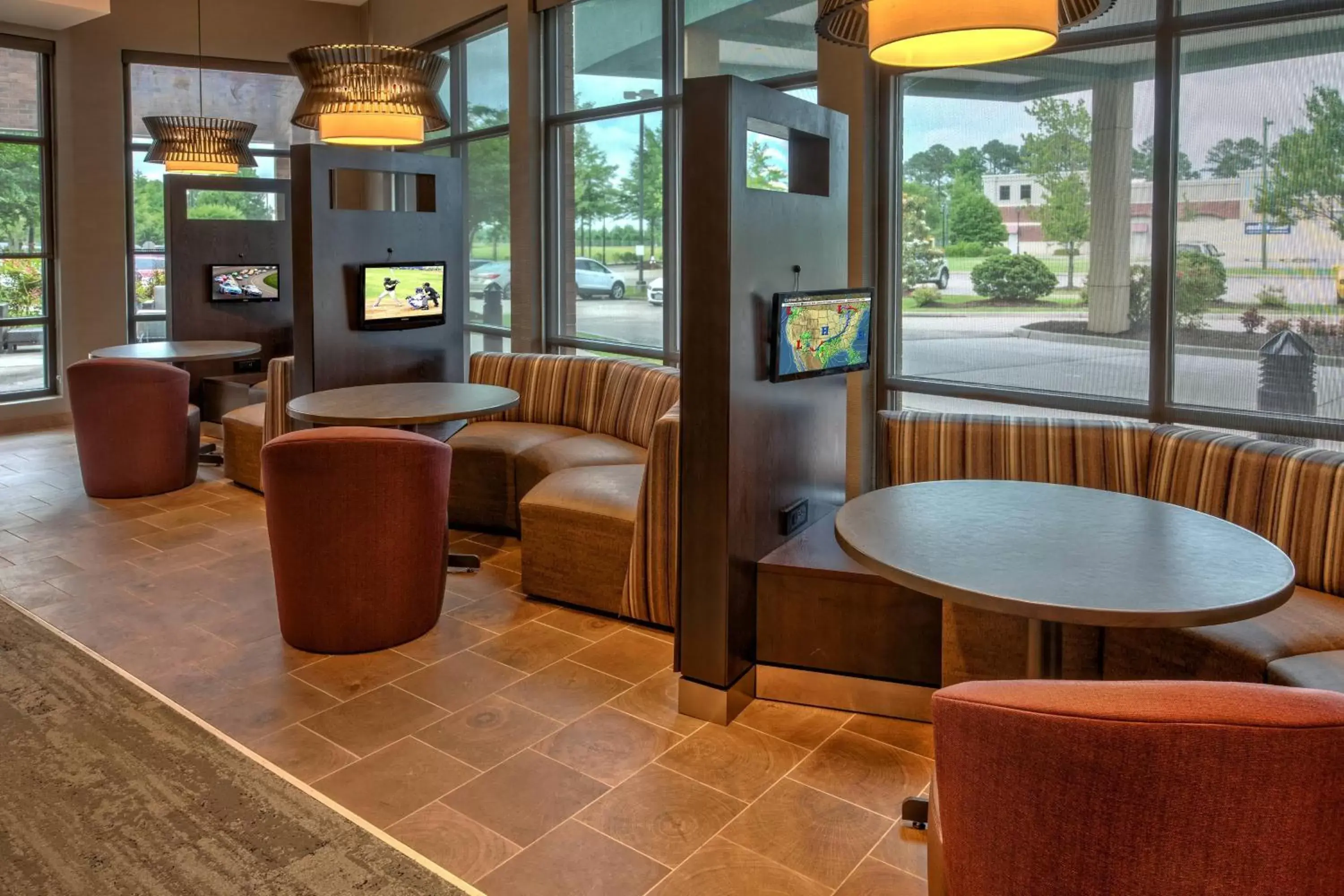 Breakfast, Lounge/Bar in Courtyard Newport News Airport