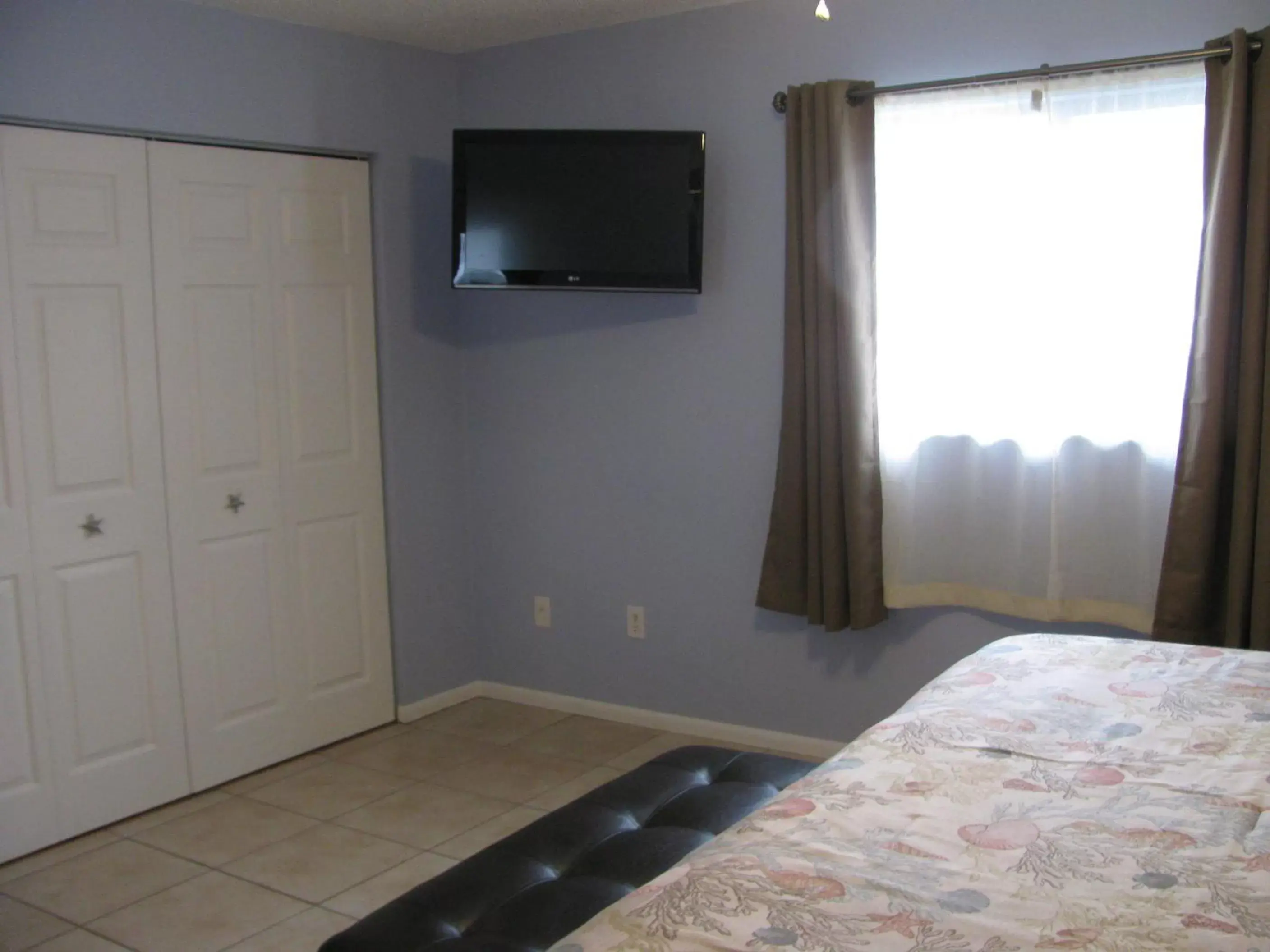 Bed, TV/Entertainment Center in Queens Gate Resort