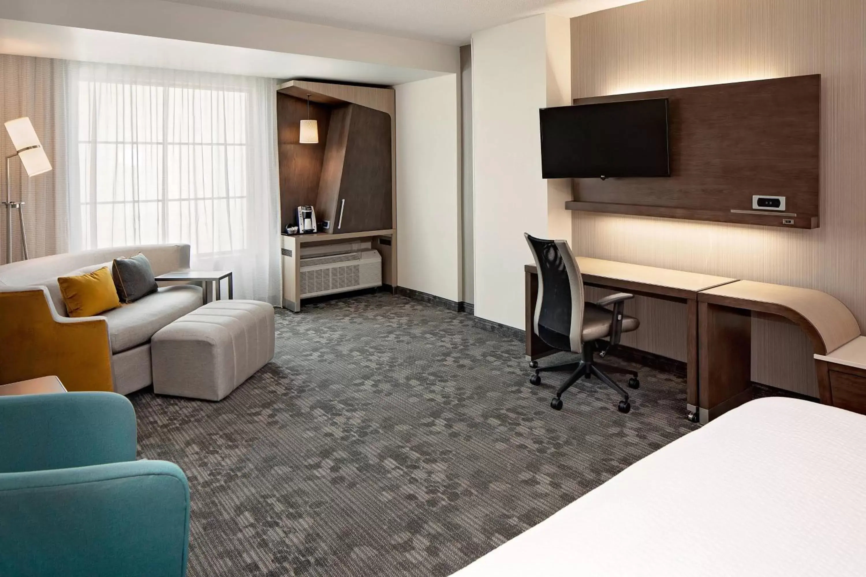 Living room, TV/Entertainment Center in Courtyard by Marriott Dallas Downtown/Reunion District