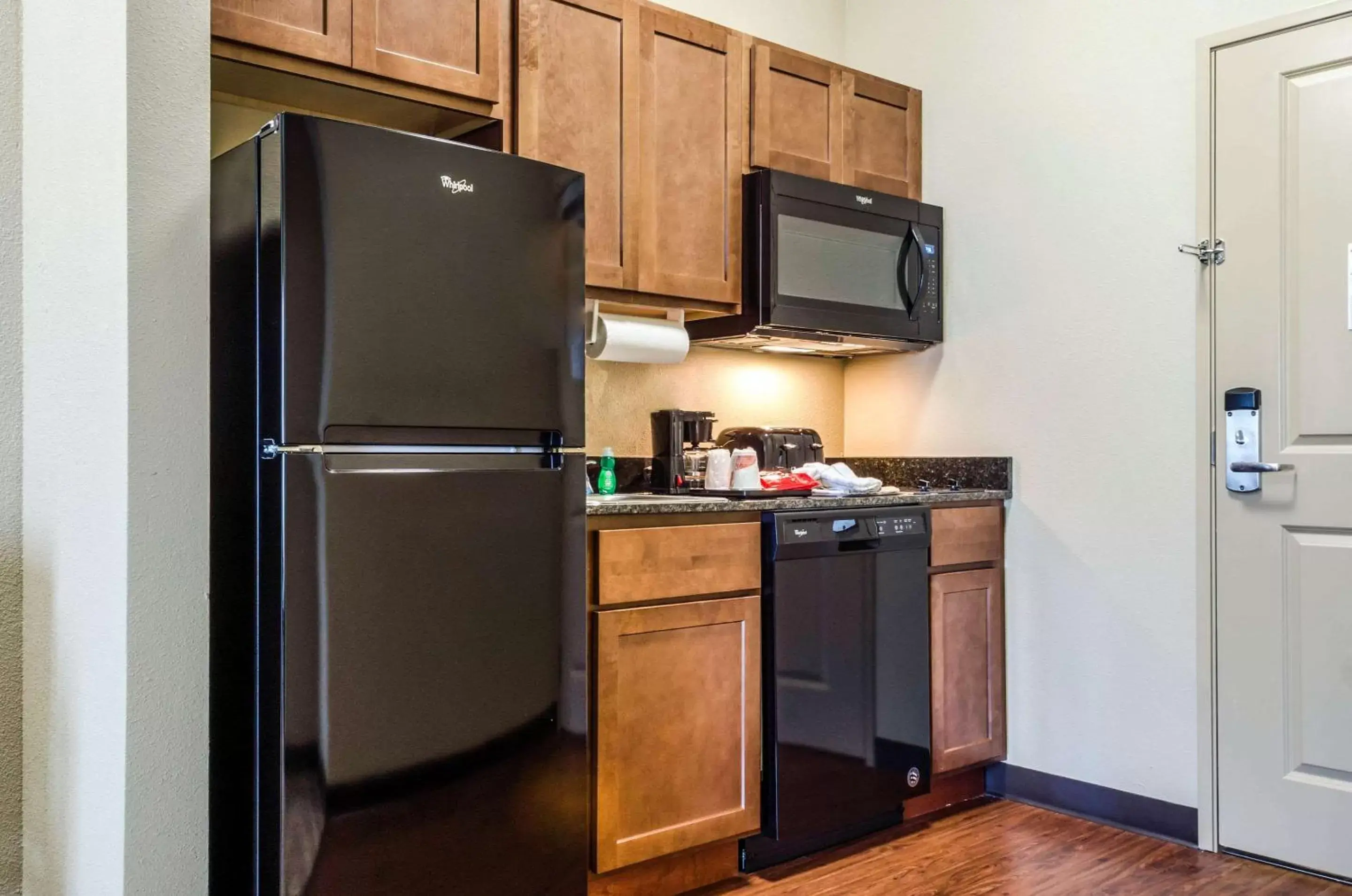 Photo of the whole room, Kitchen/Kitchenette in MainStay Suites Hackberry Sportsman's Lodge