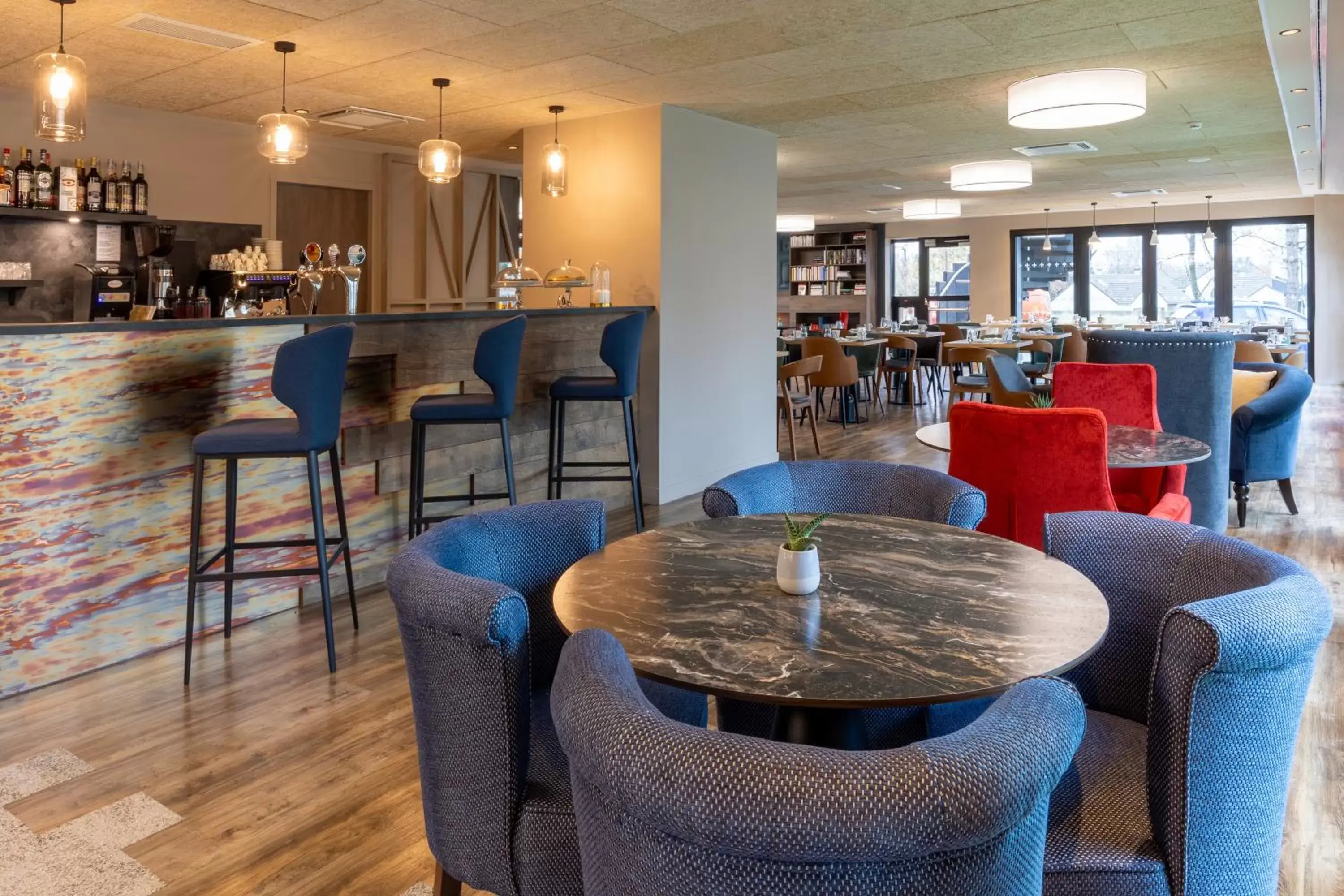 Lounge or bar, Restaurant/Places to Eat in Best Western Plus Le Conquerant Rouen Nord