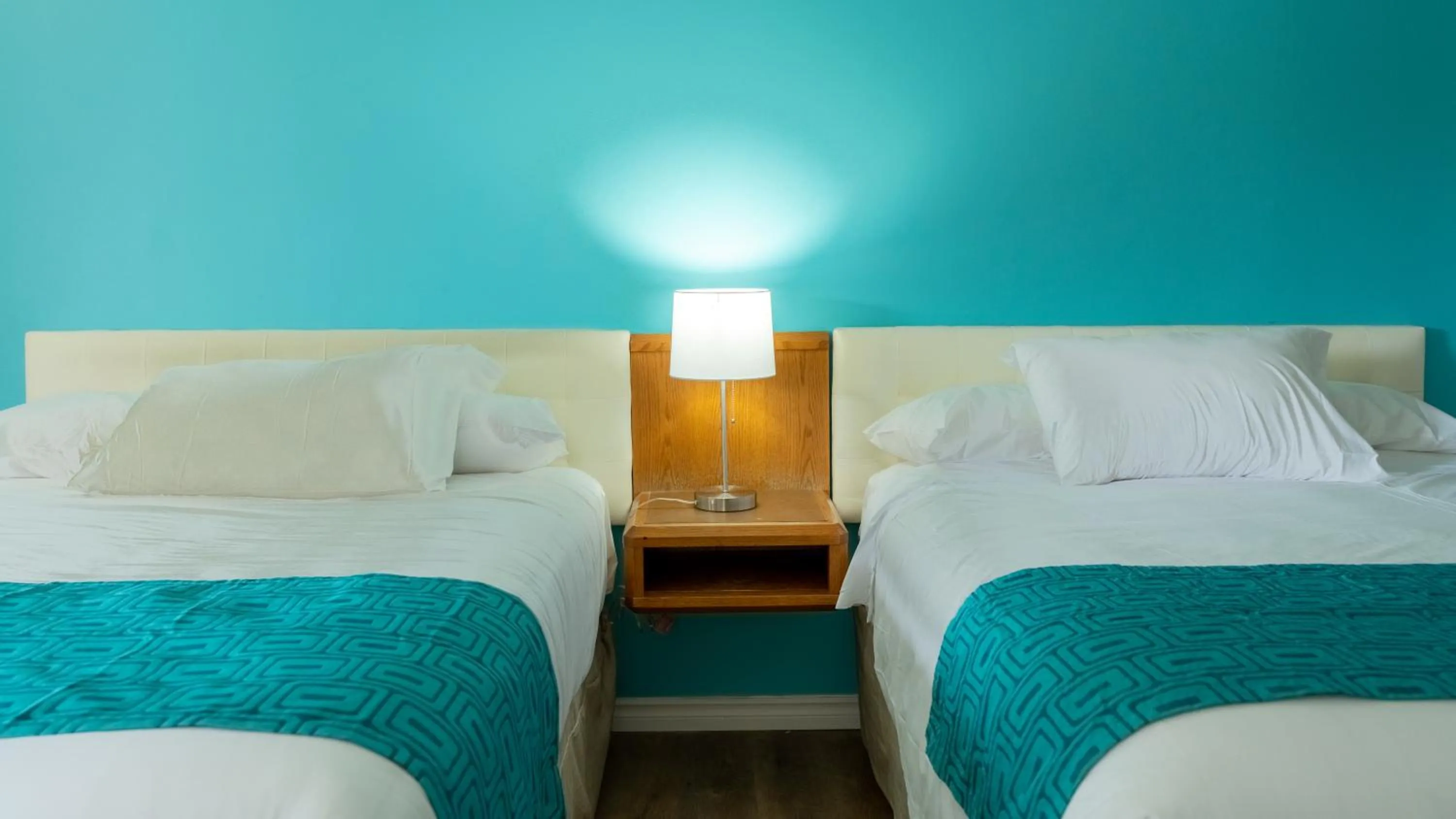 Bed in Howard Johnson by Wyndham Niagara Falls