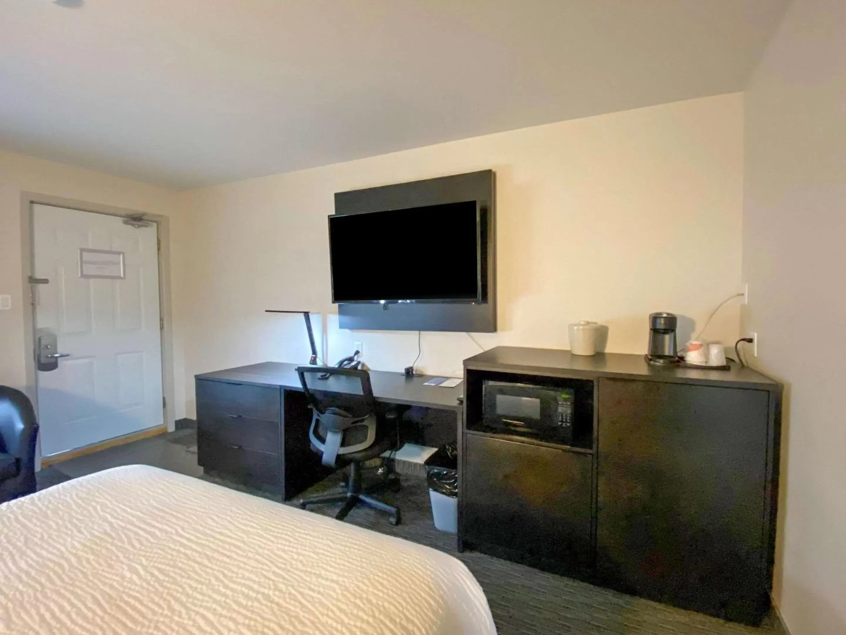 Photo of the whole room, TV/Entertainment Center in Rodeway Inn