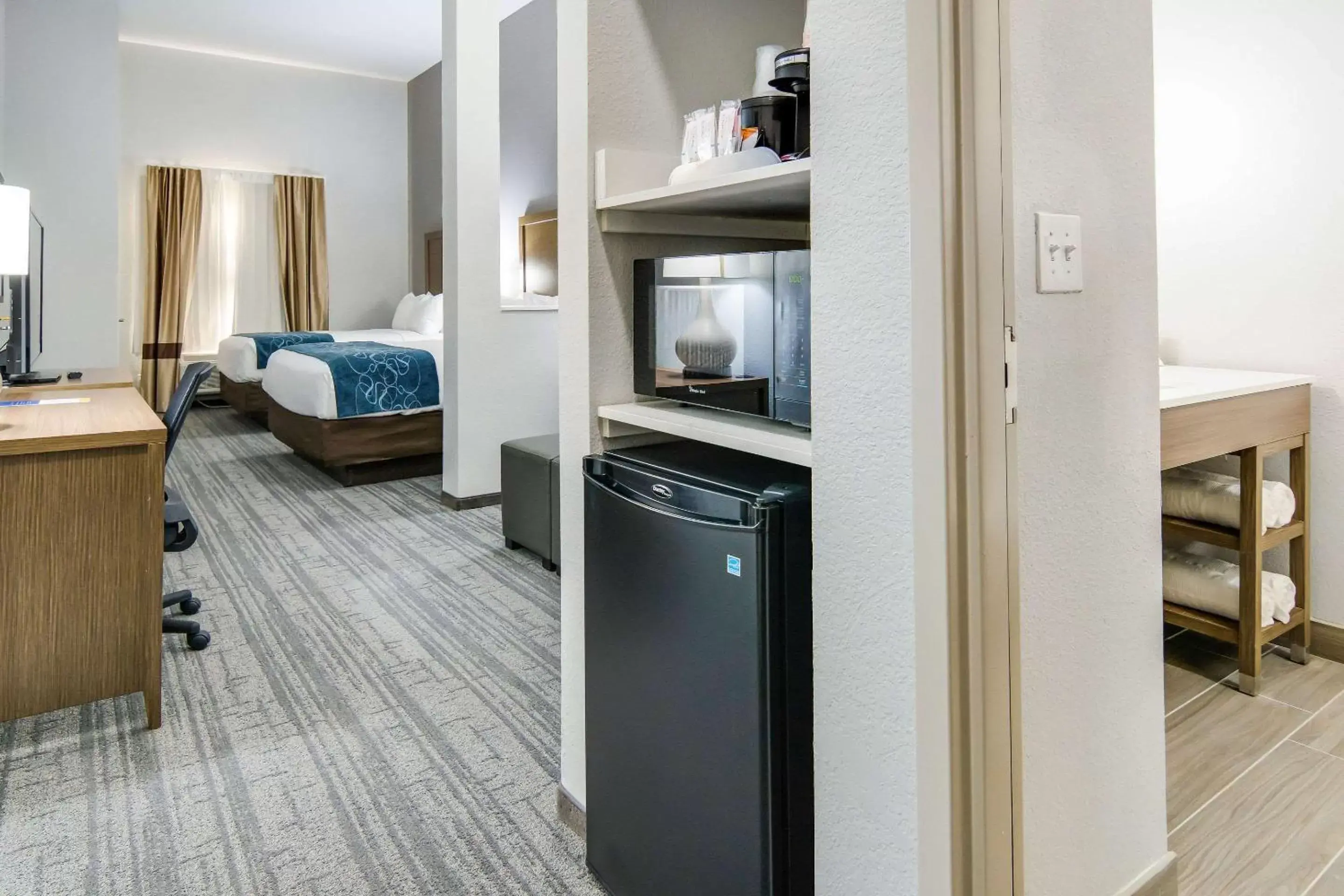 Bed, Kitchen/Kitchenette in Comfort Suites DeSoto Dallas South