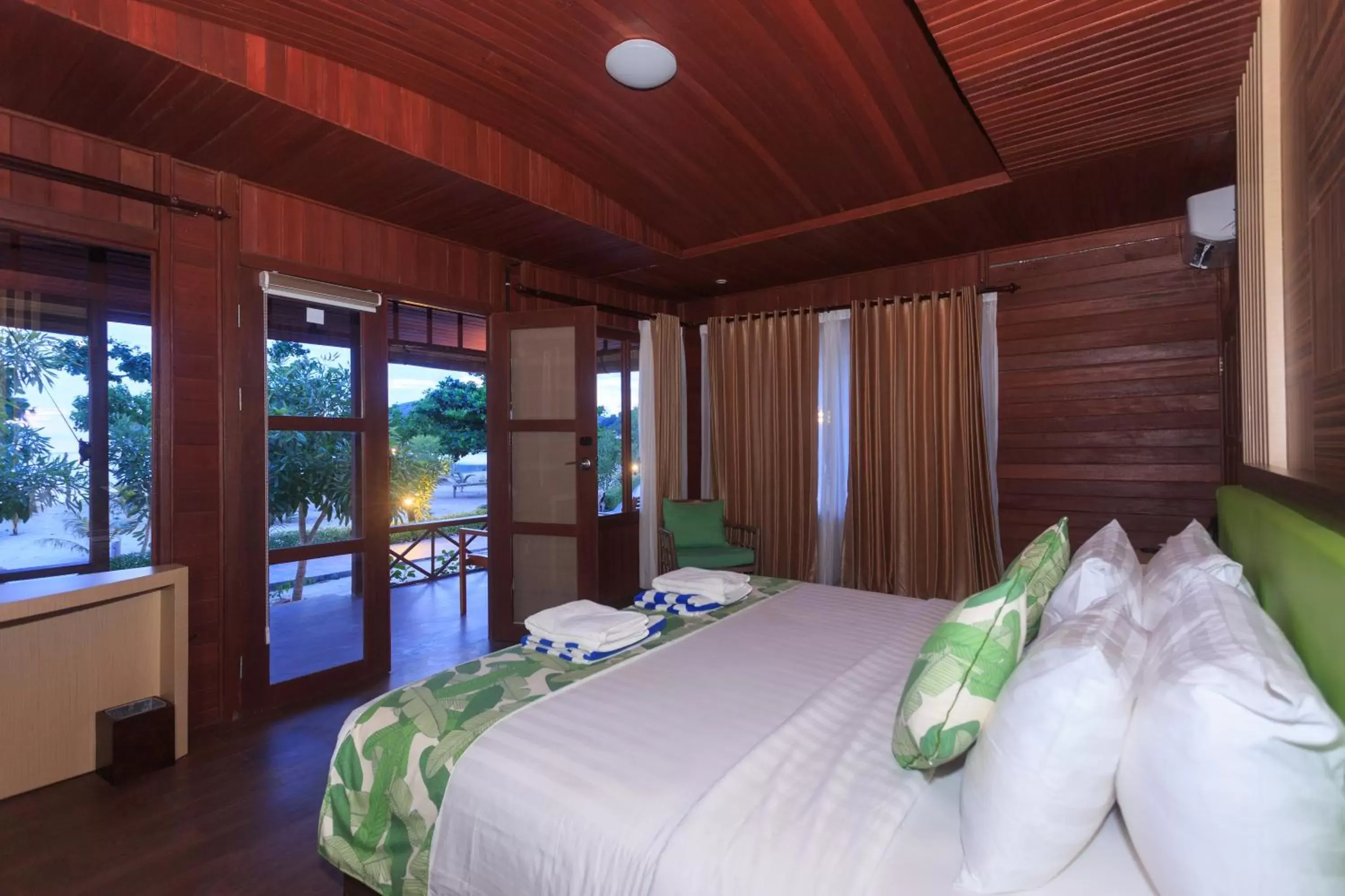 Sea view, Bed in Sylvia Beach Villa