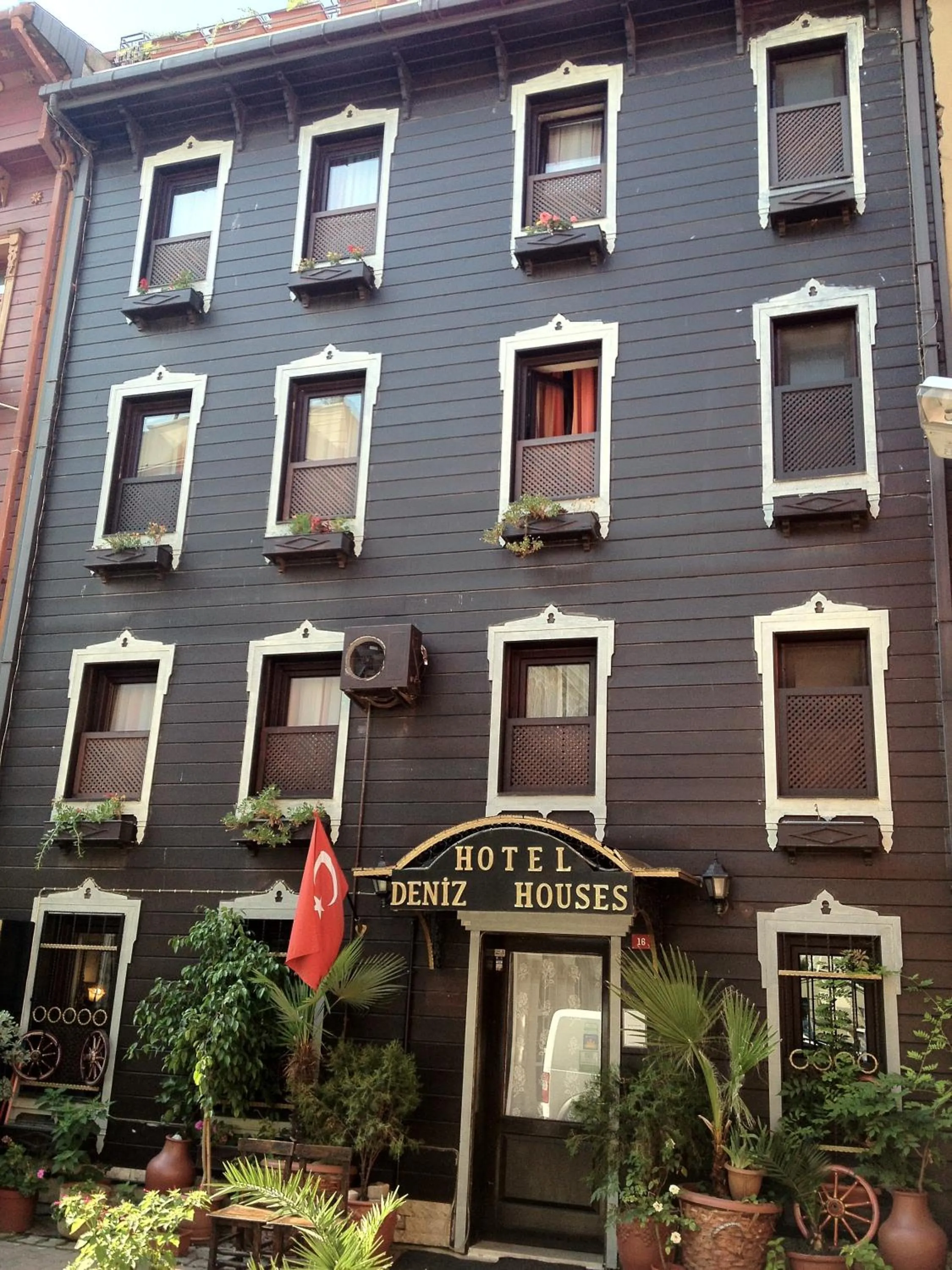 Facade/entrance in Deniz Houses