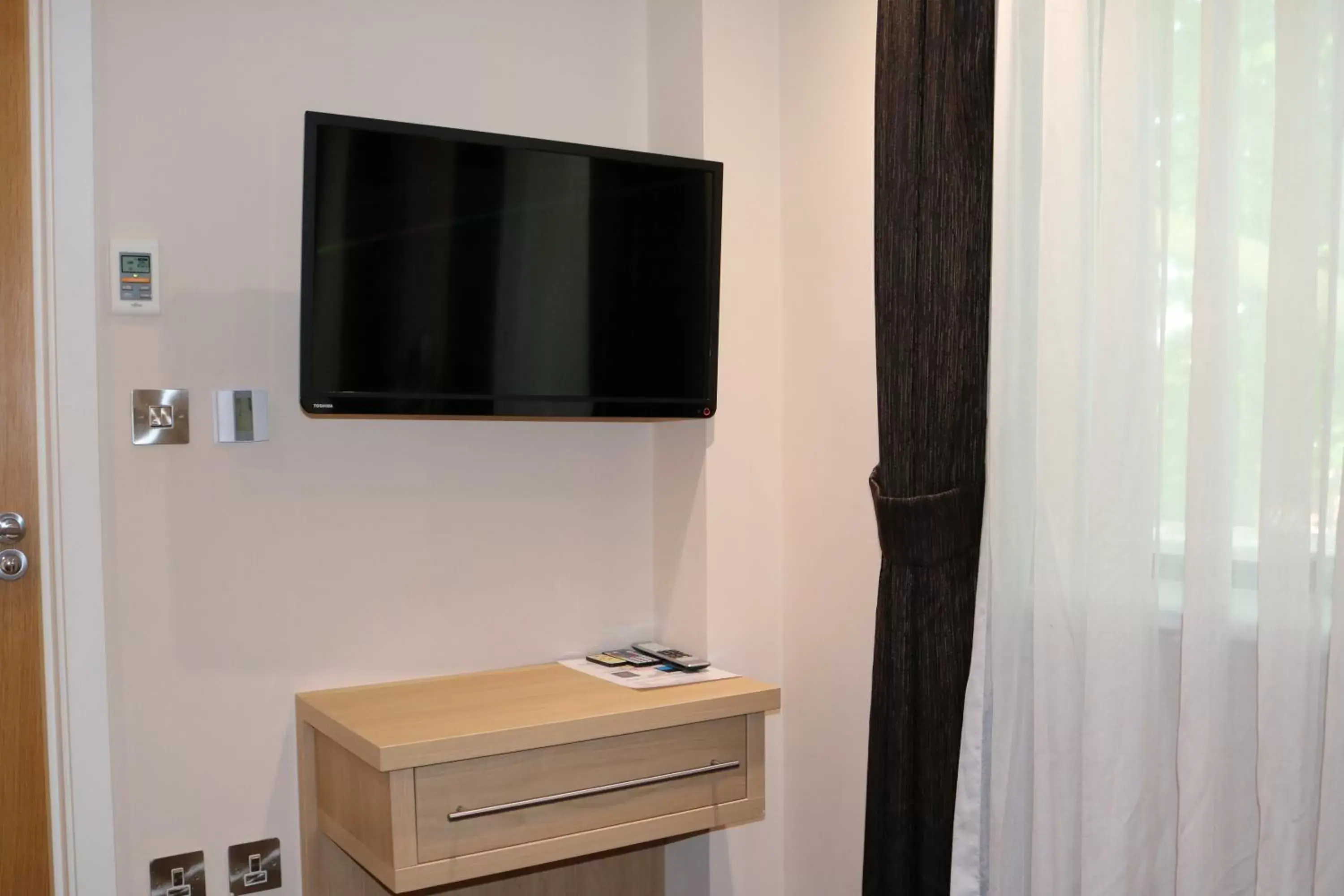 TV and multimedia, TV/Entertainment Center in The Shoreditch Inn