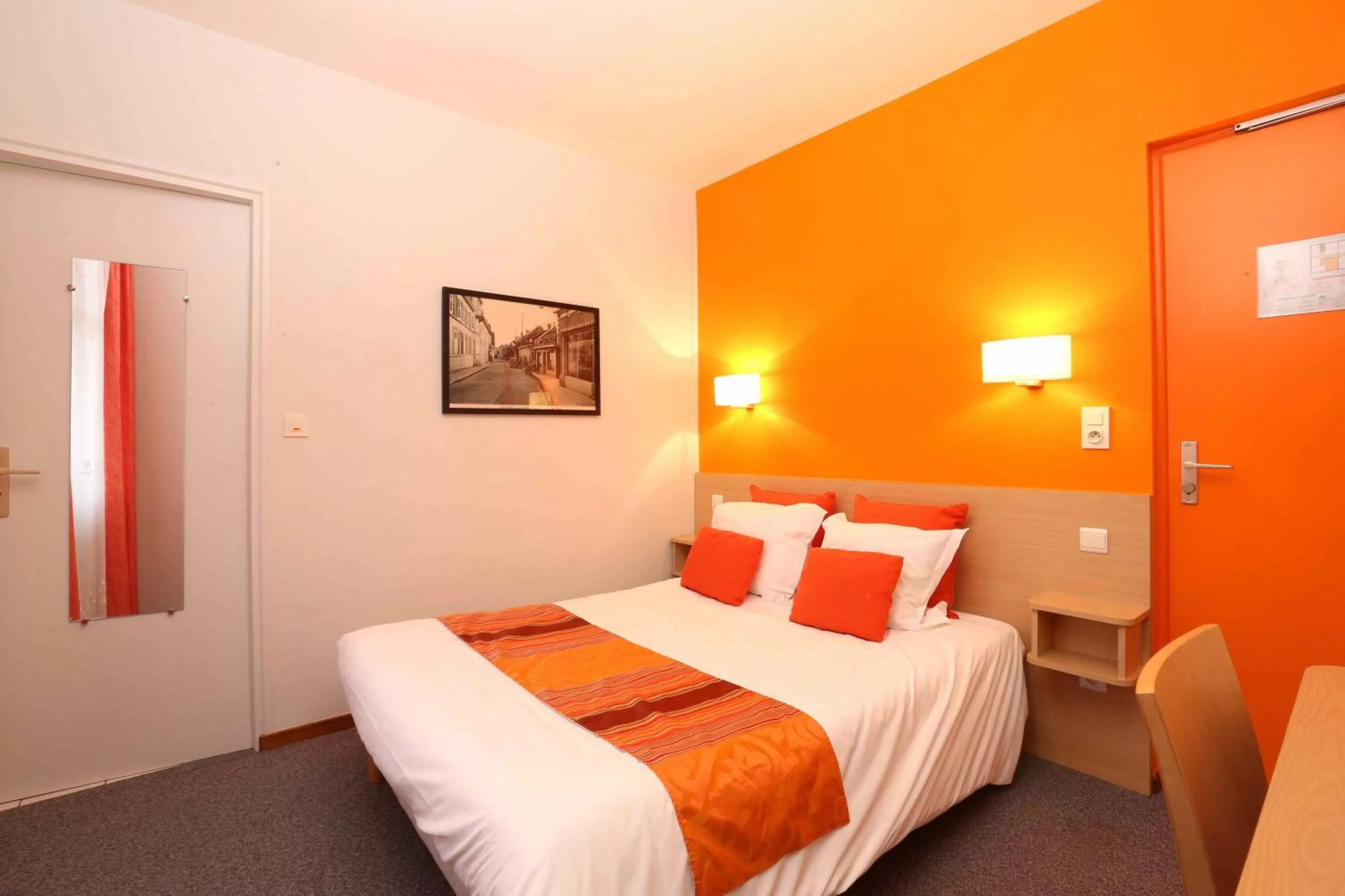 Bed in La Terrasse Fleurie, Logis, Hôtel et Restaurant