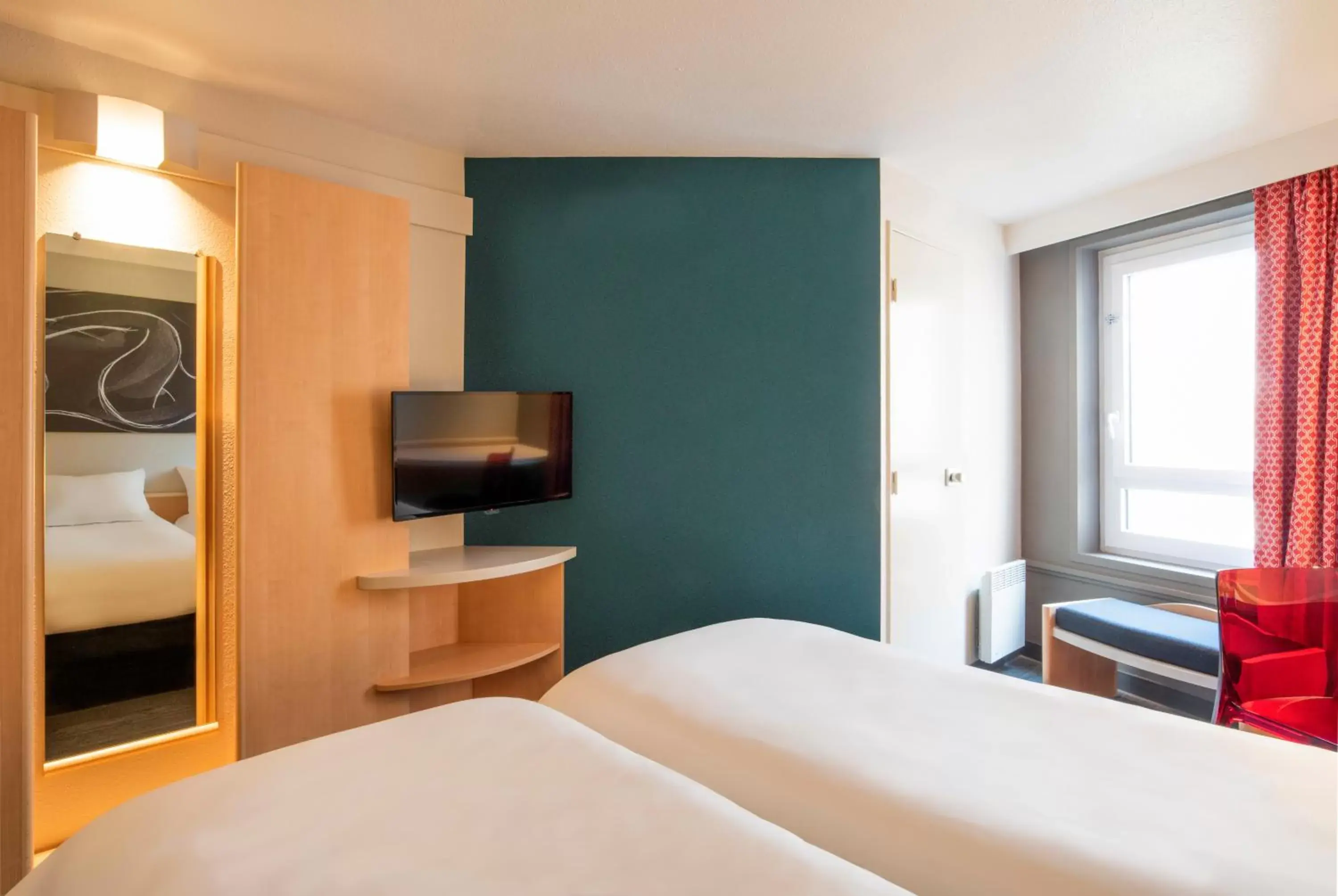 Photo of the whole room, Bed in ibis Tours Centre Gare