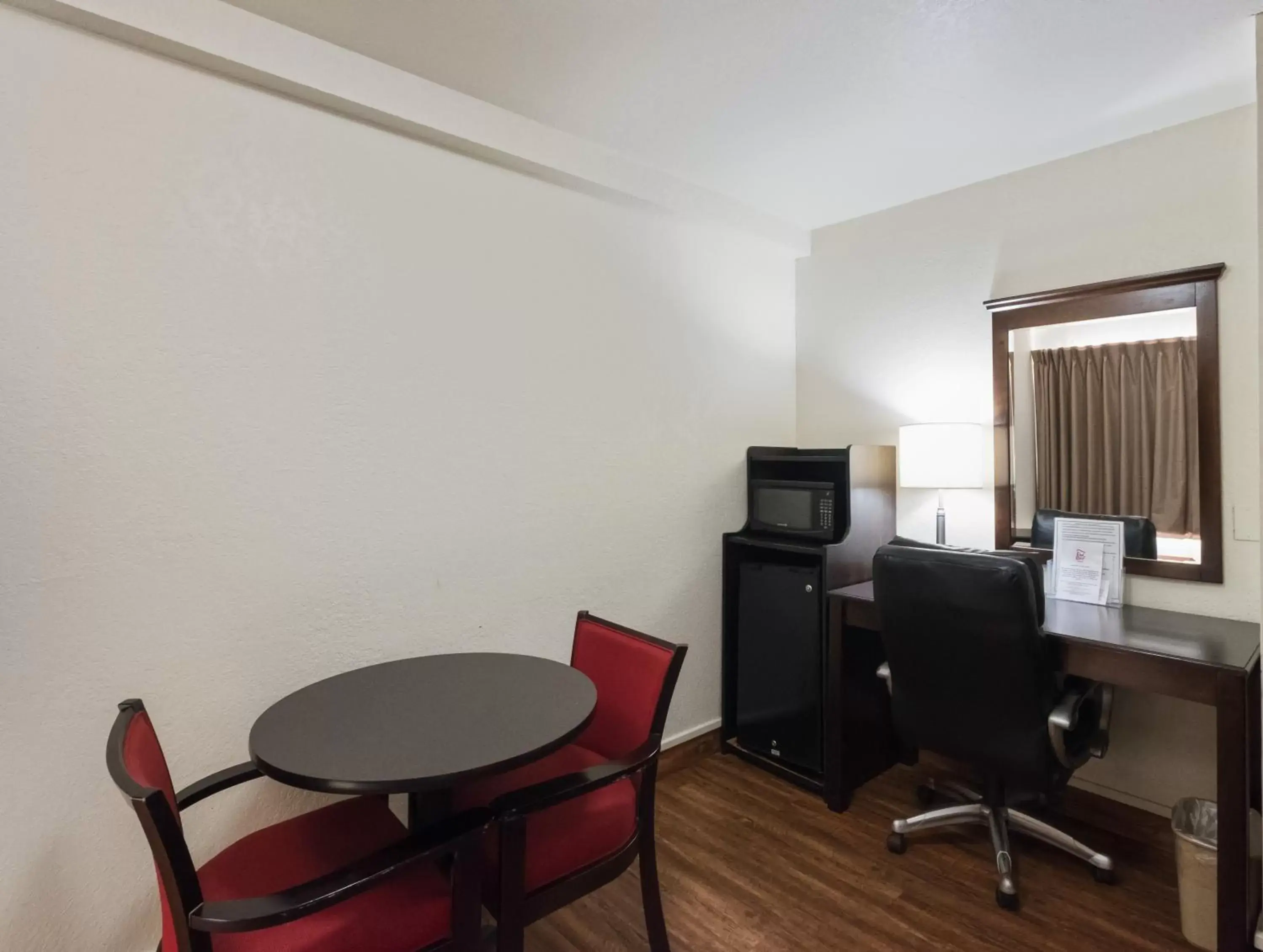 Bedroom, Dining Area in Red Roof Inn Oklahoma Airport I 40 W Fairgrounds