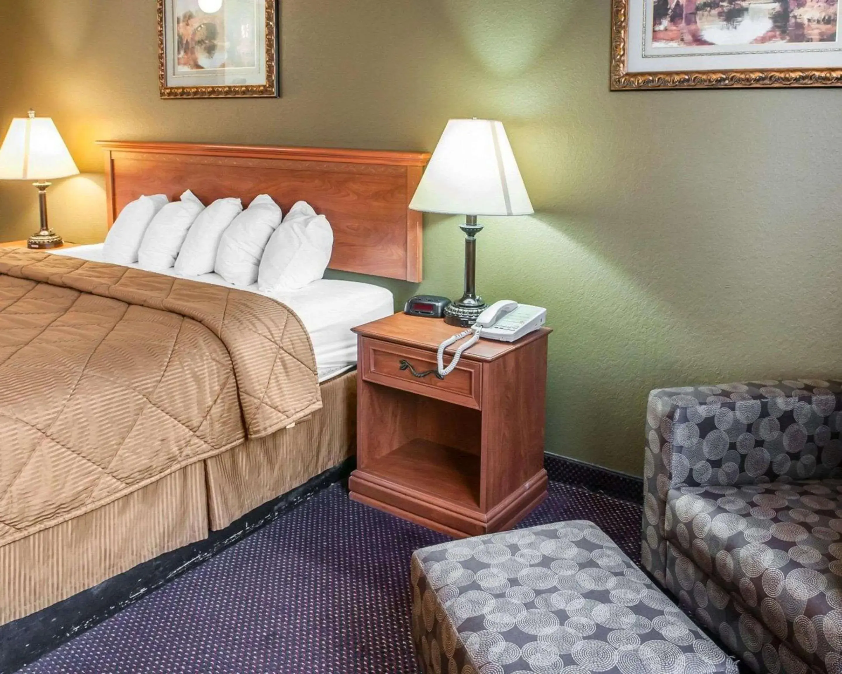 Photo of the whole room, Bed in Rodeway Inn of Espanola