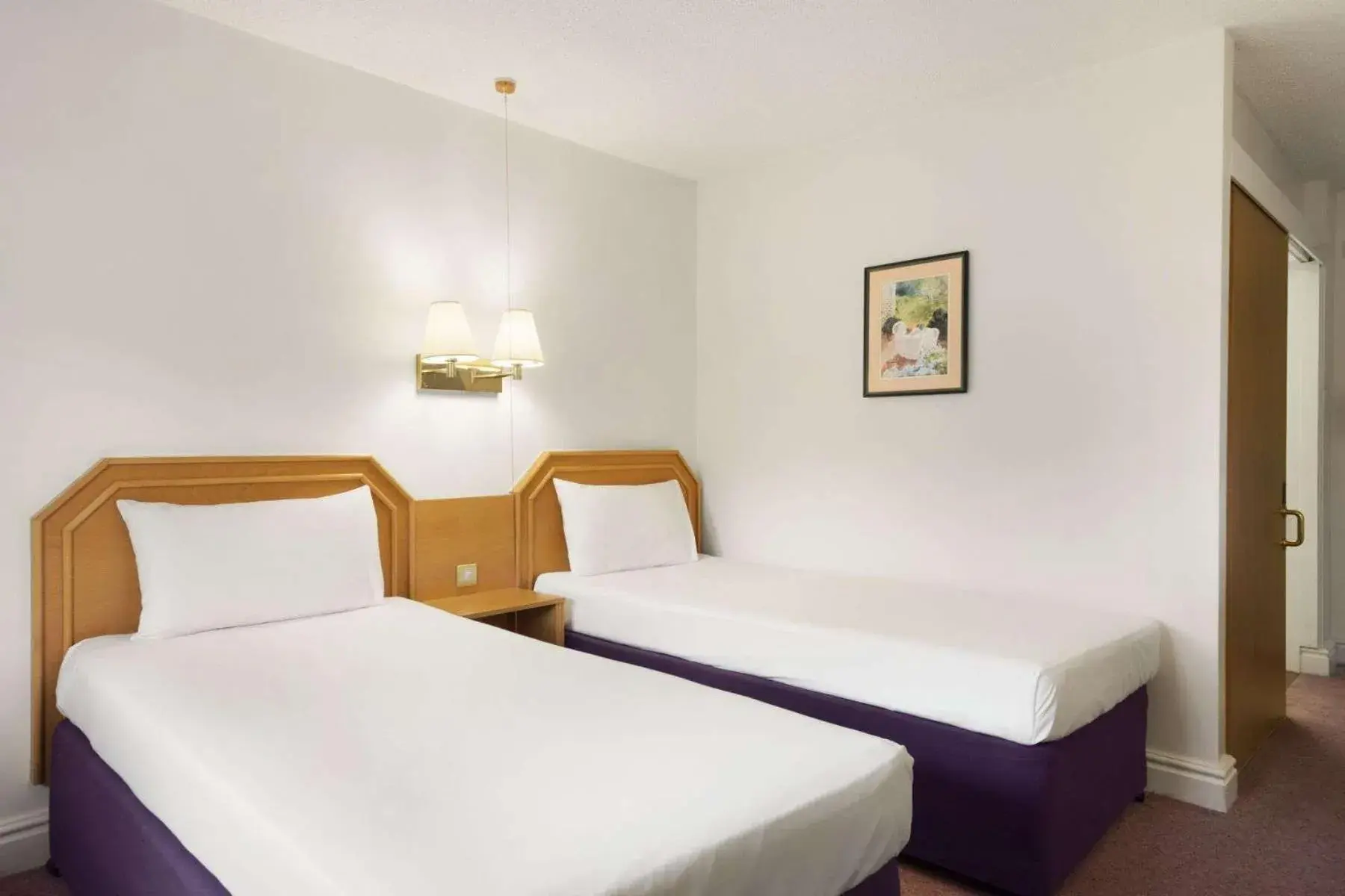 Bedroom, Bed in Days Inn Kendal - Killington Lake