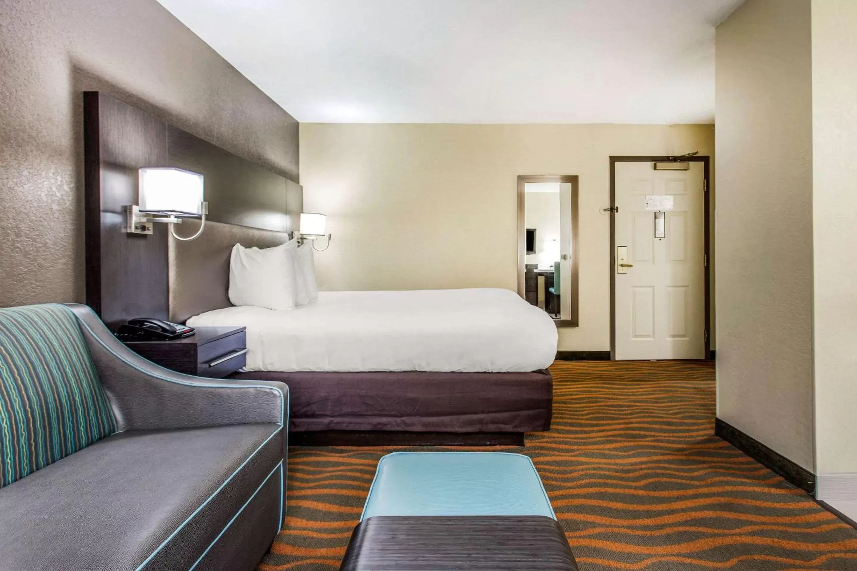 Photo of the whole room, Bed in MainStay Suites Greenville Airport