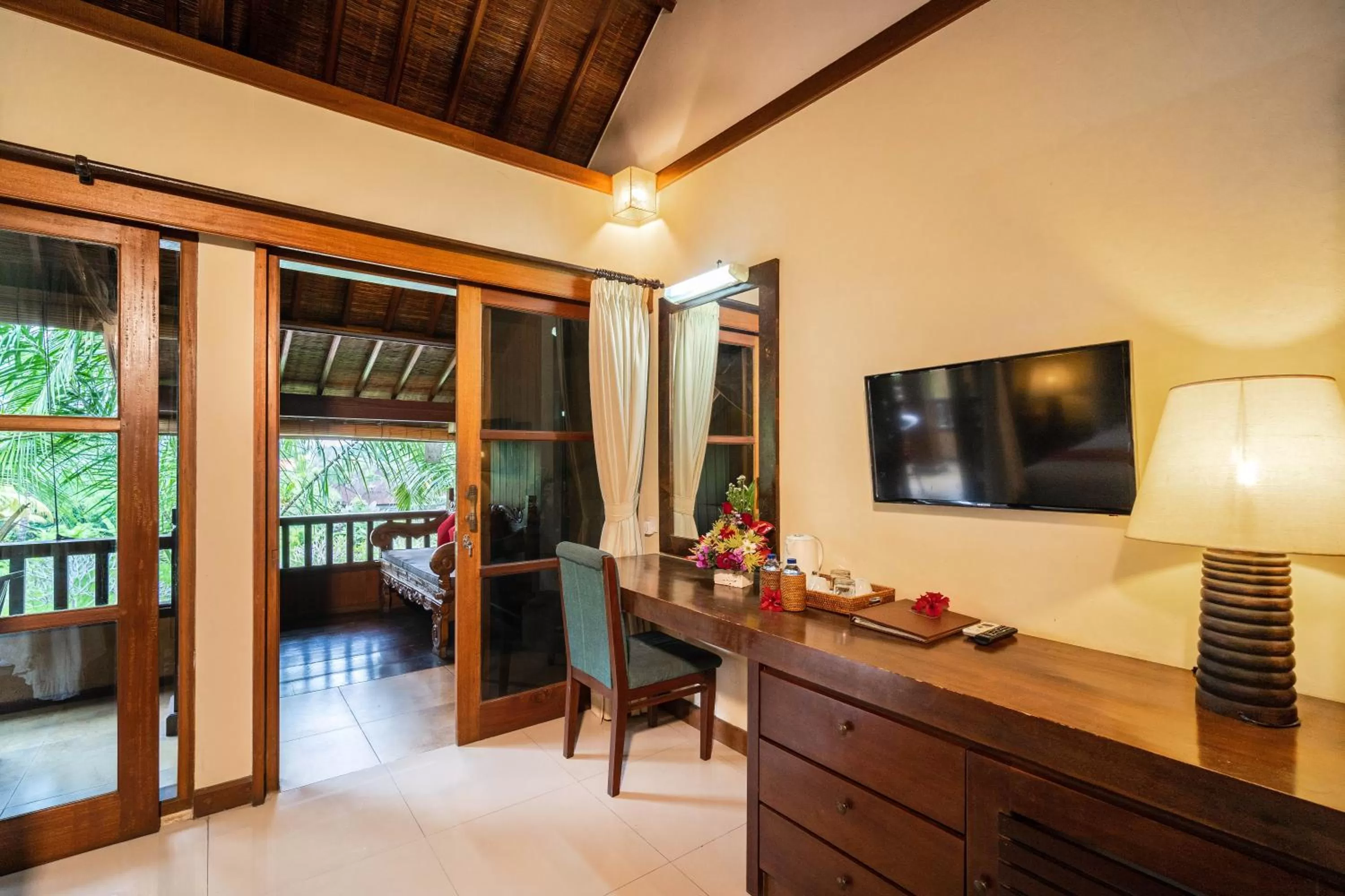 Communal lounge/ TV room in Bliss Ubud Spa Resort