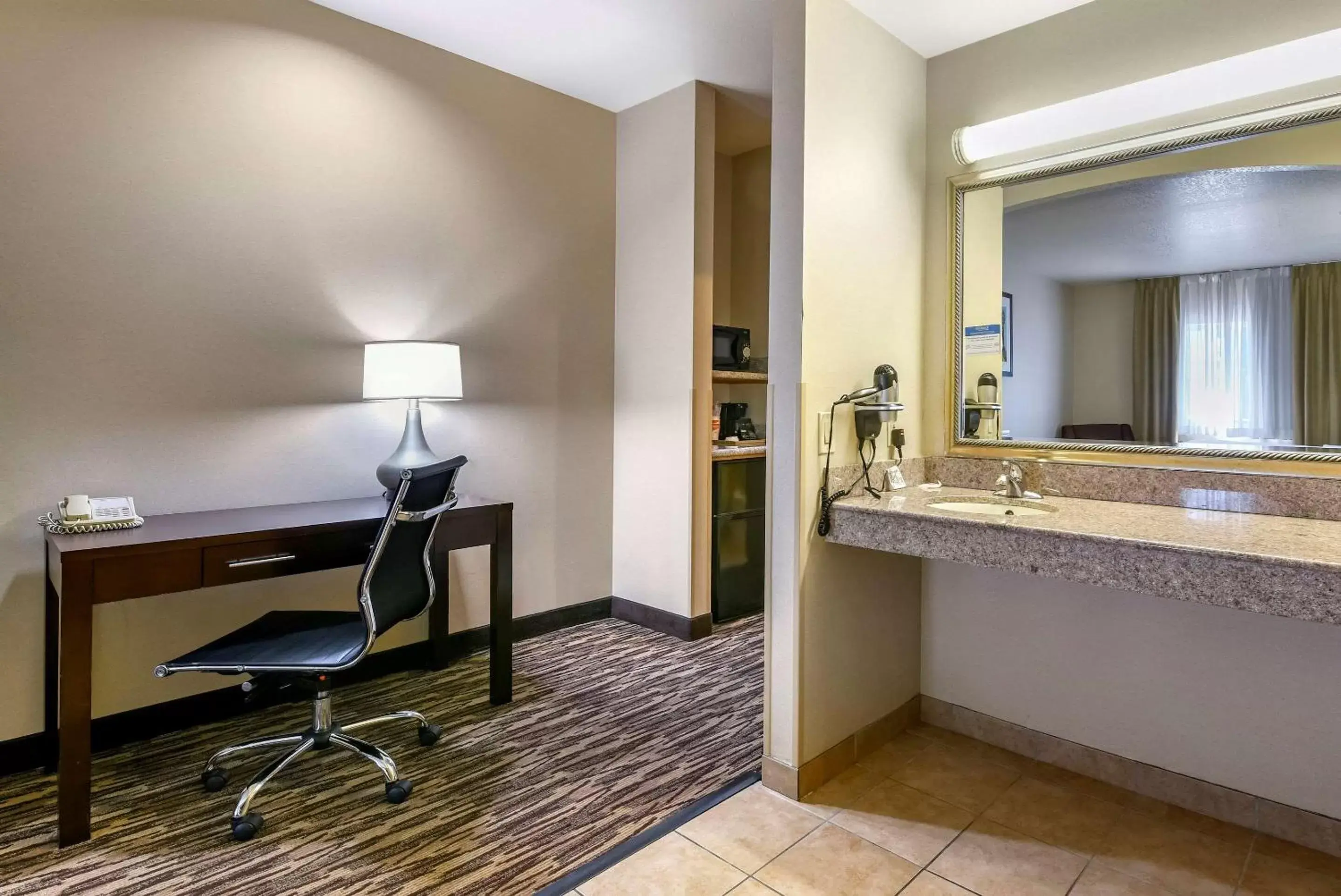 Photo of the whole room, Bathroom in Comfort Suites Portland Airport