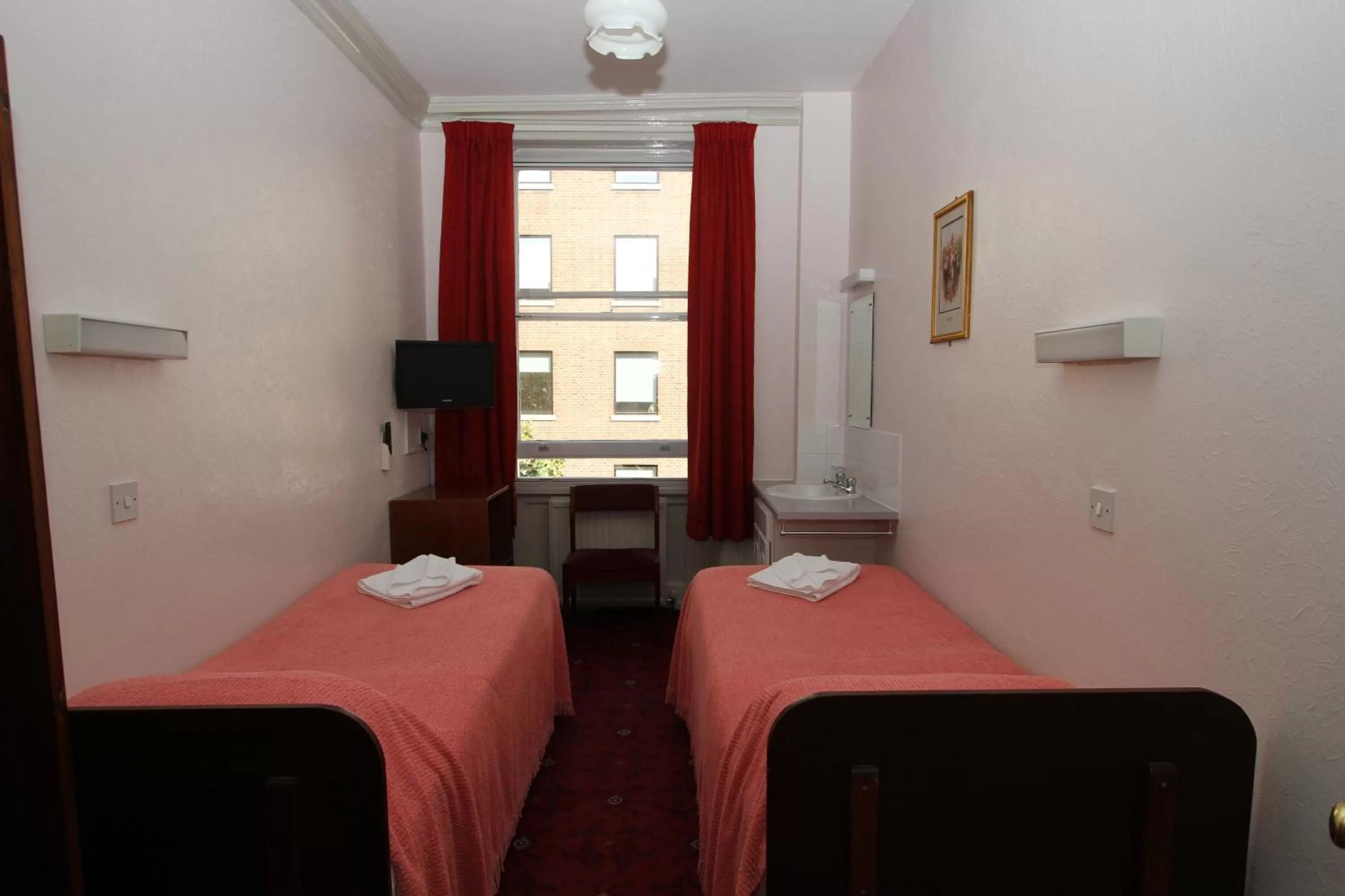 Bedroom, Bed in Ridgemount Hotel