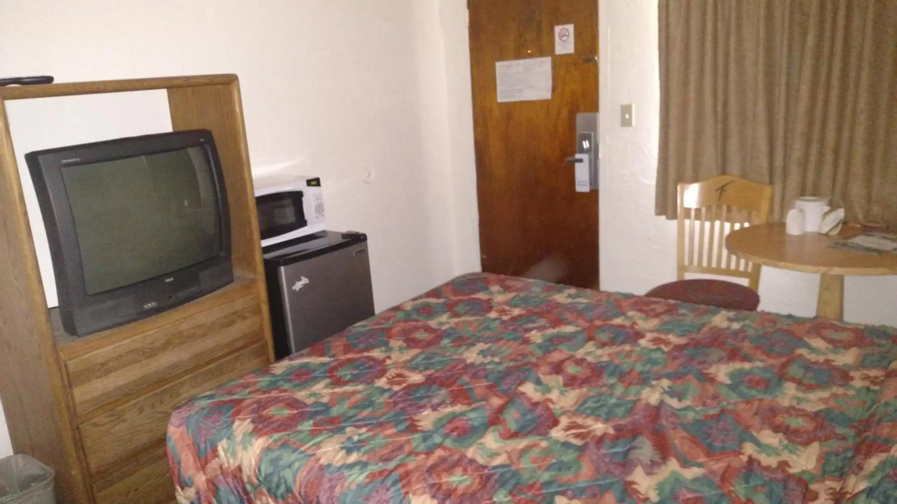 Photo of the whole room, TV/Entertainment Center in Budget Inn Durango