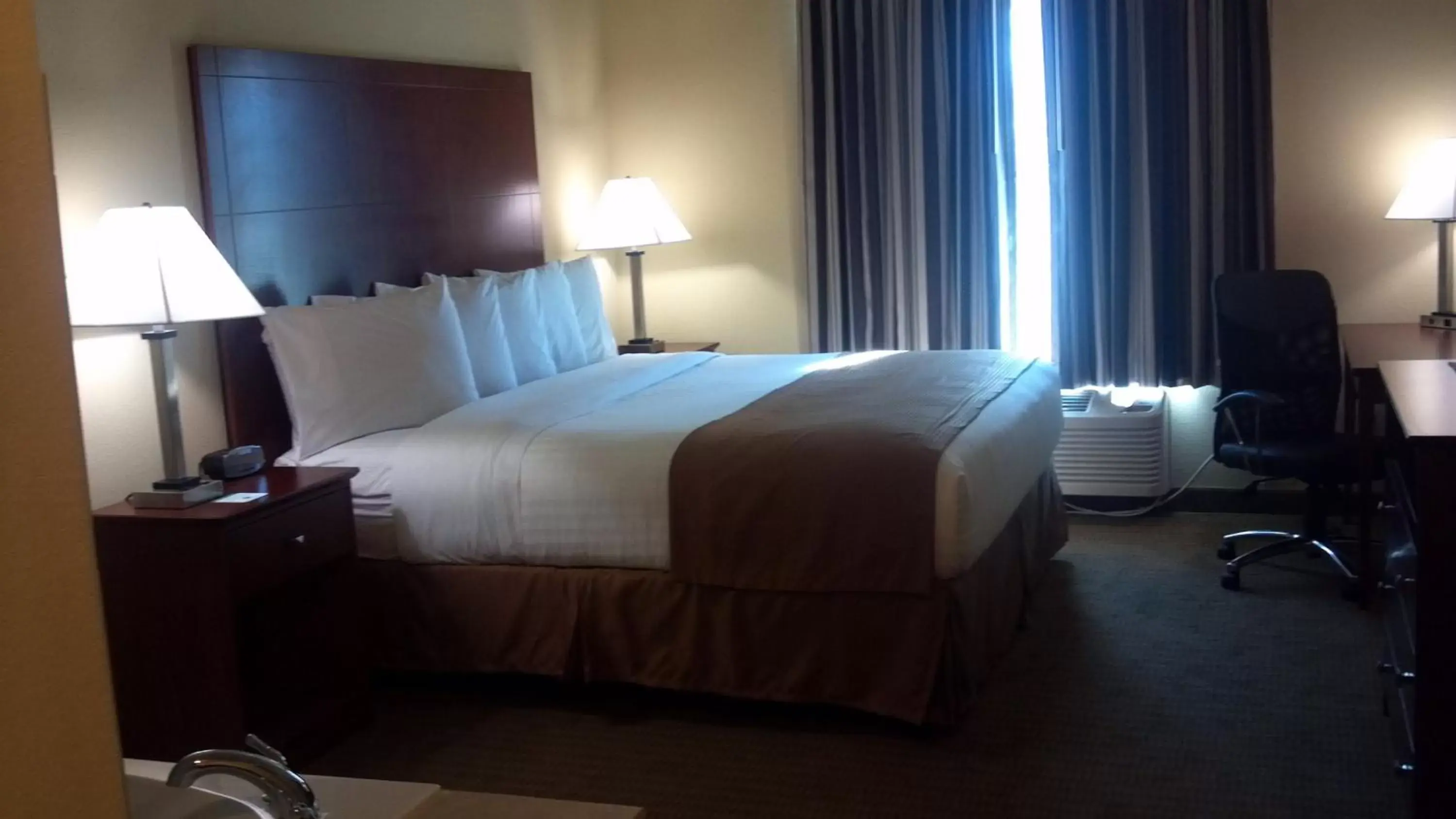 Photo of the whole room, Bed in Cobblestone Hotel & Suites - Knoxville