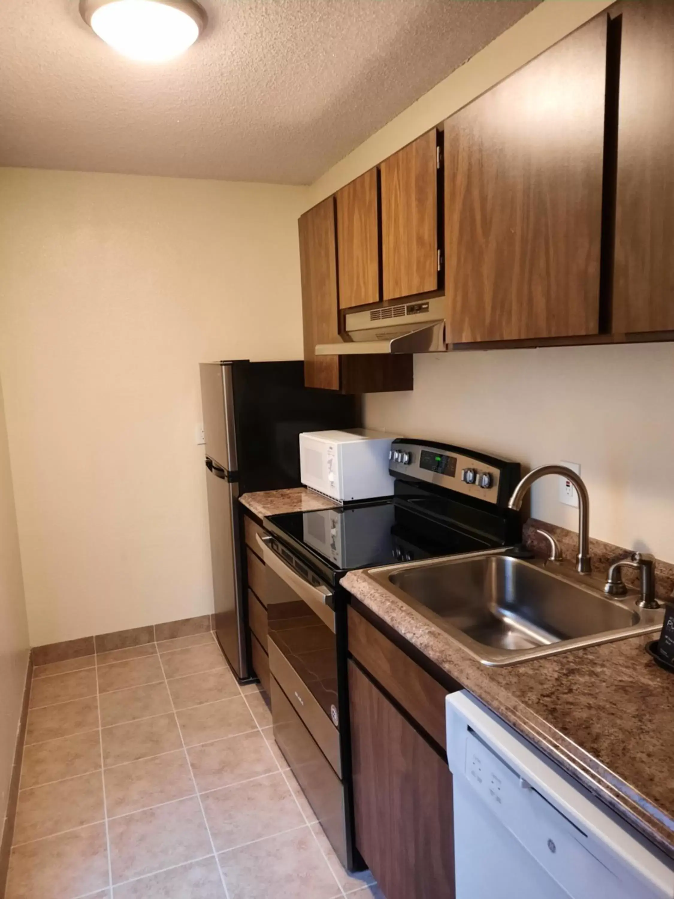 Kitchen or kitchenette, Kitchen/Kitchenette in RiverTree Inn & Suites