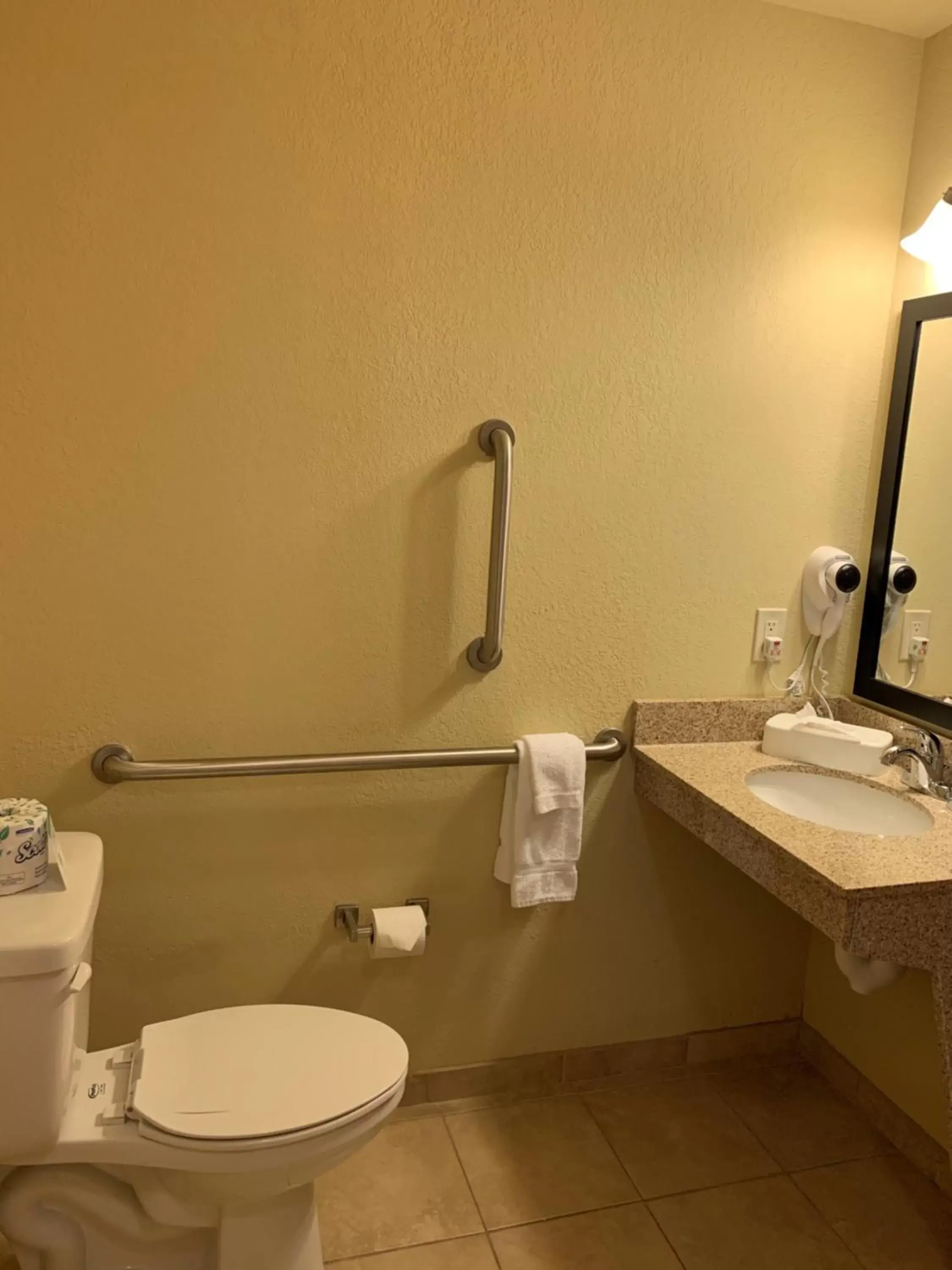 Bathroom in Cobblestone Hotel & Suites - Punxsutawney