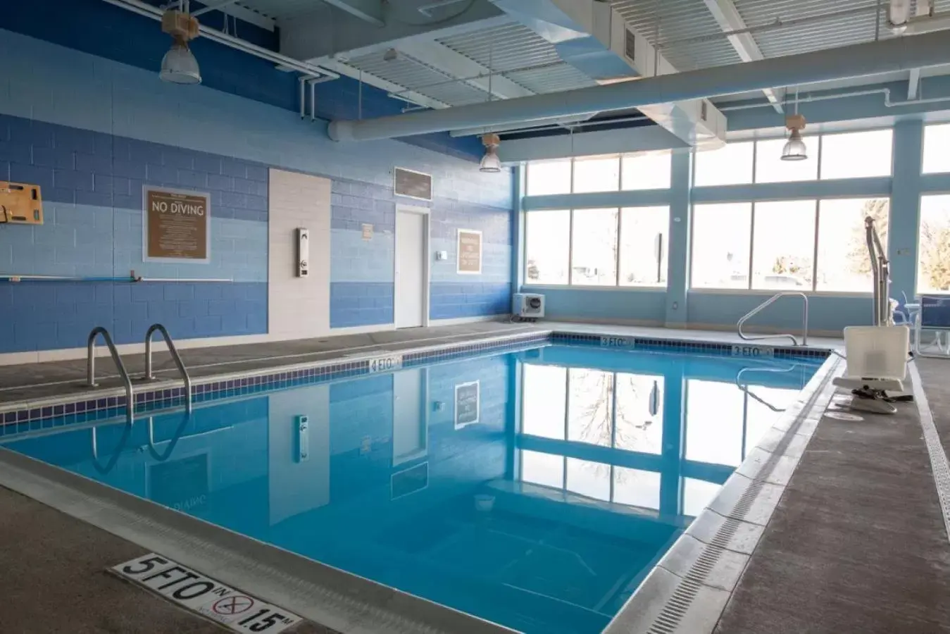 Swimming Pool in Holiday Inn Express Columbus Airport Easton