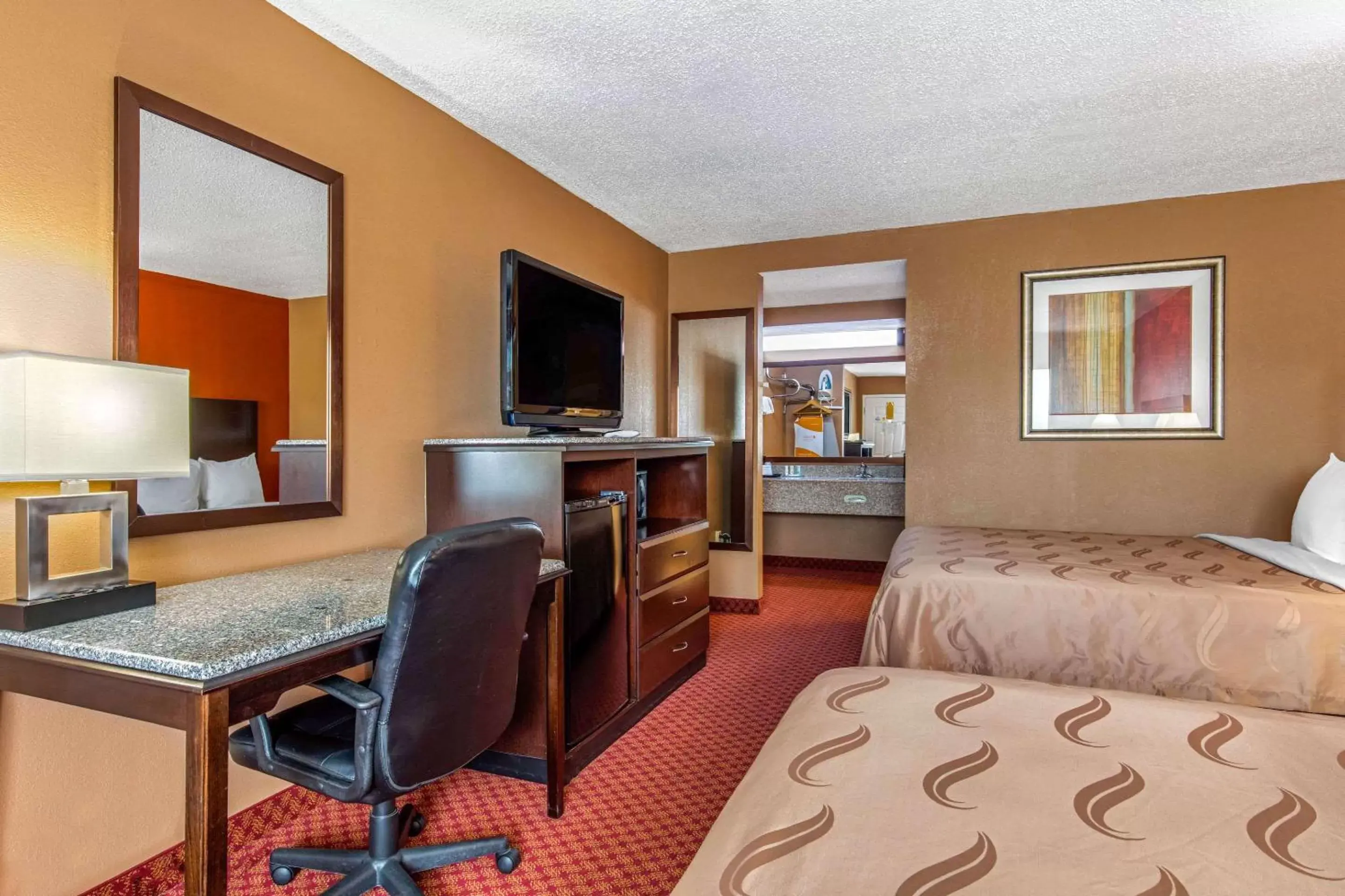 Photo of the whole room, TV/Entertainment Center in Quality Inn Kingston Springs