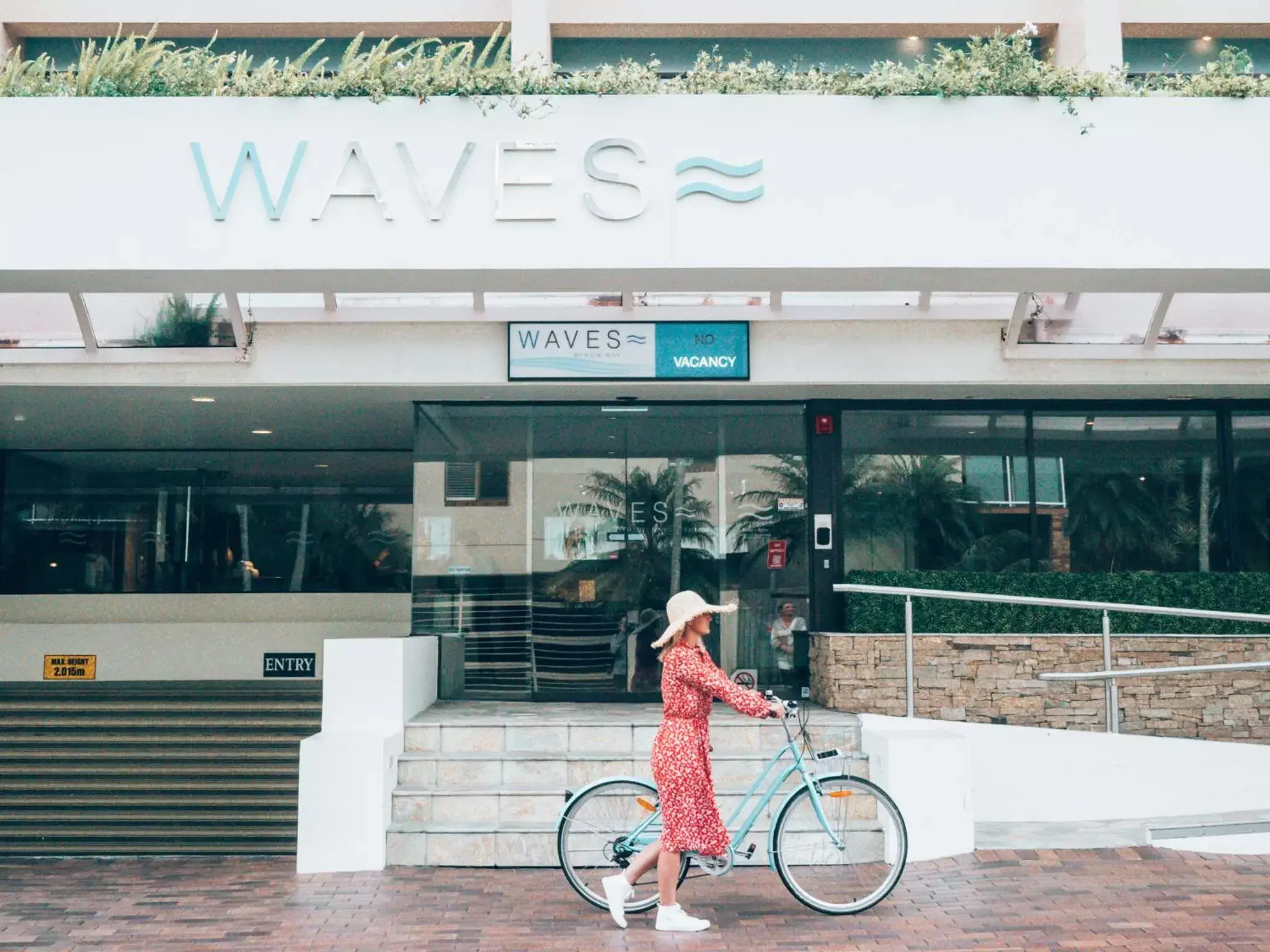 Facade/entrance in Waves Byron Bay