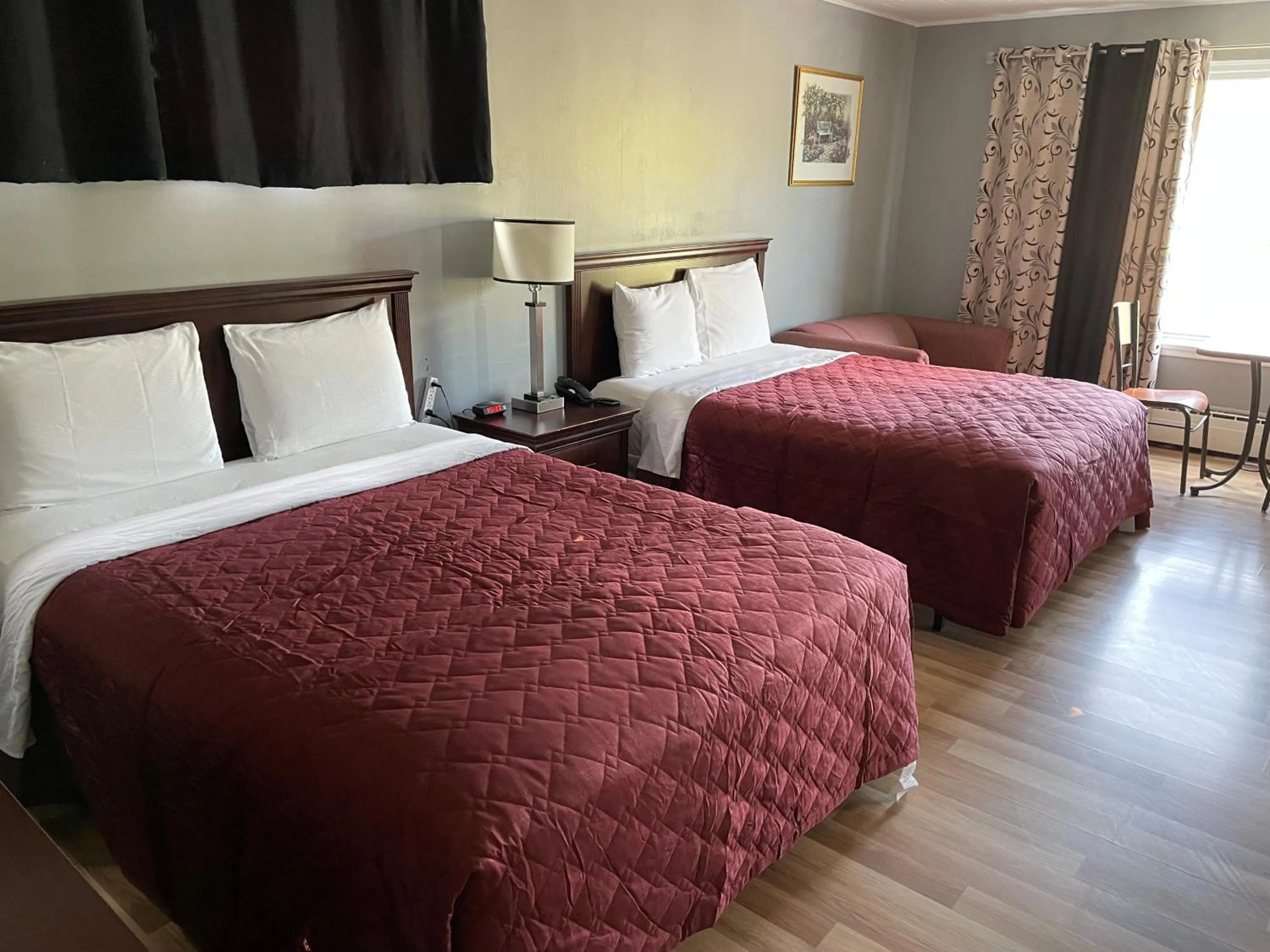 Bed in Nites Inn Motel