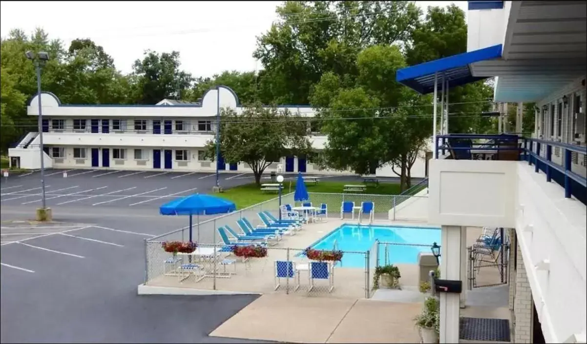 Swimming pool, Pool View in Fields Park Motel